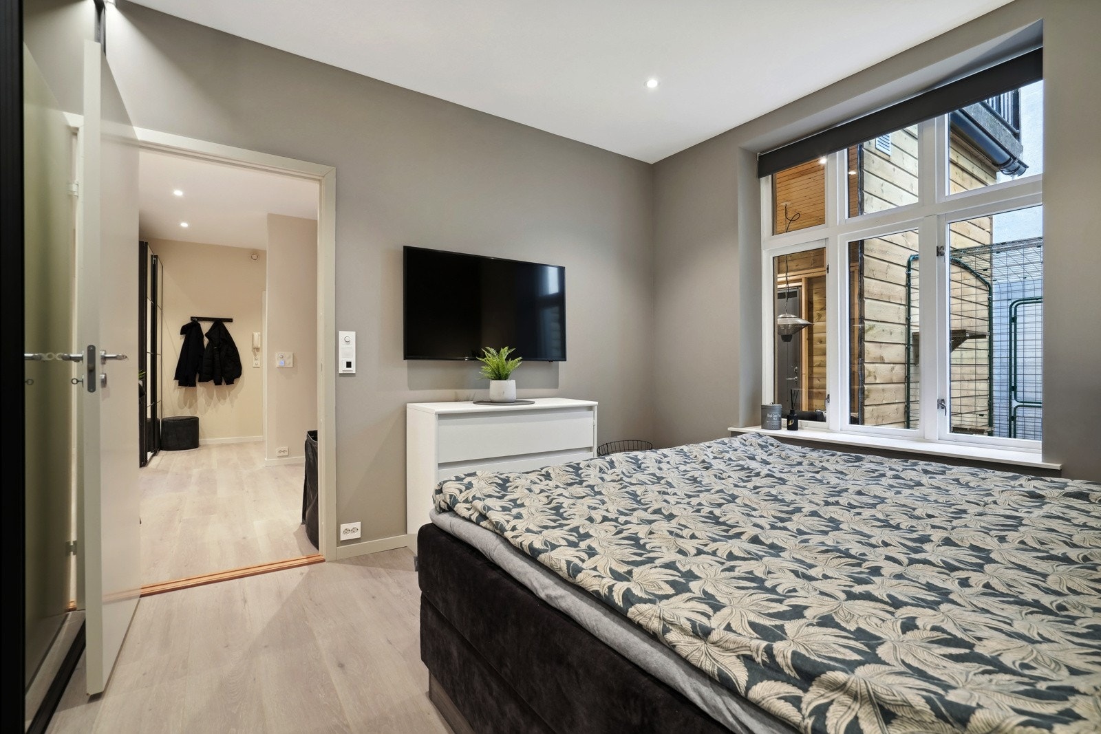 Flott og romslig hovedsoverom med skyvedørsgarderobe fra Leba og spotter i himling. Galleribilde