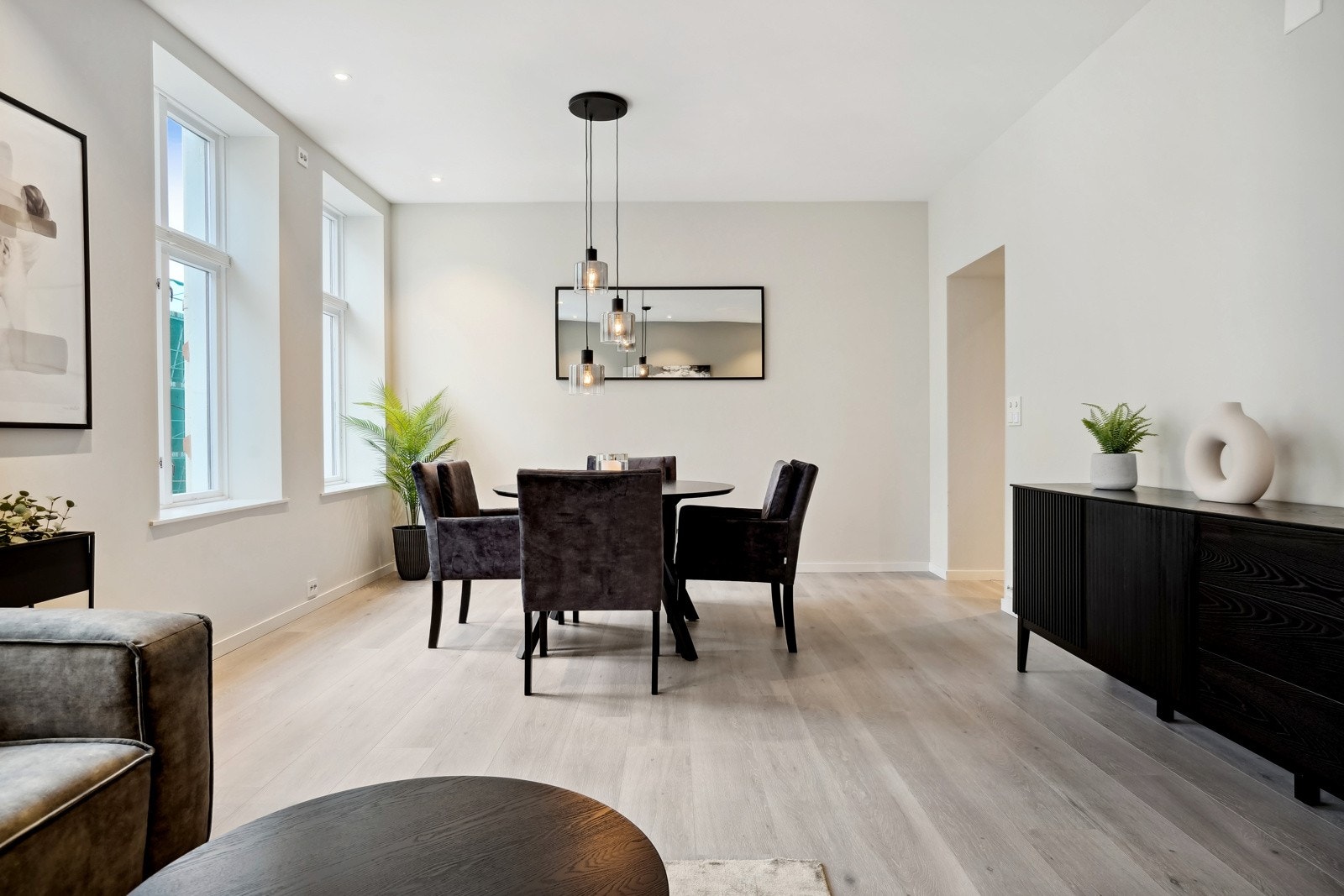 Stor stue som åpner for flere møbleringsmuligheter. Galleribilde