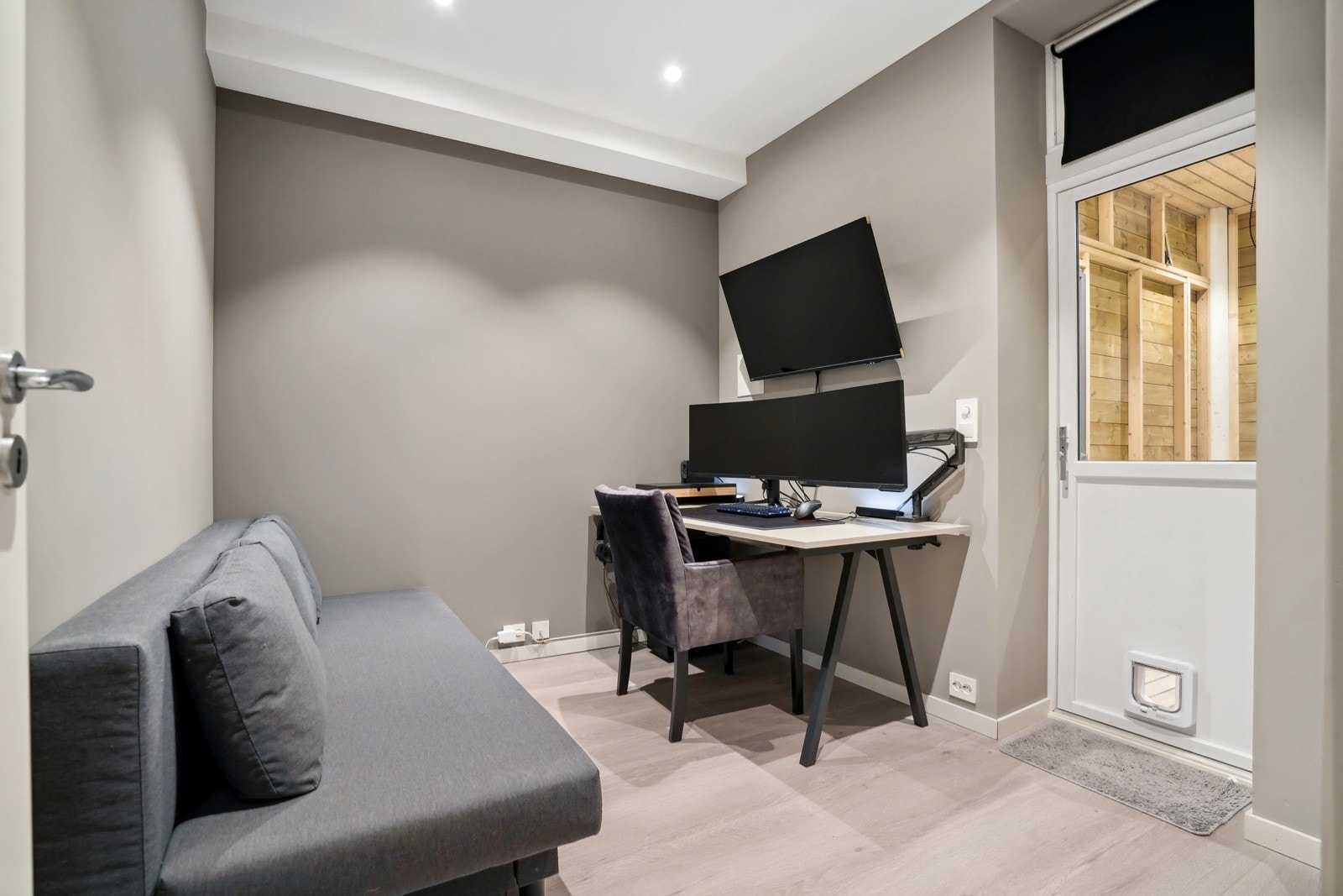 Soverom nummer to med utgang til utebod/stue. Galleribilde