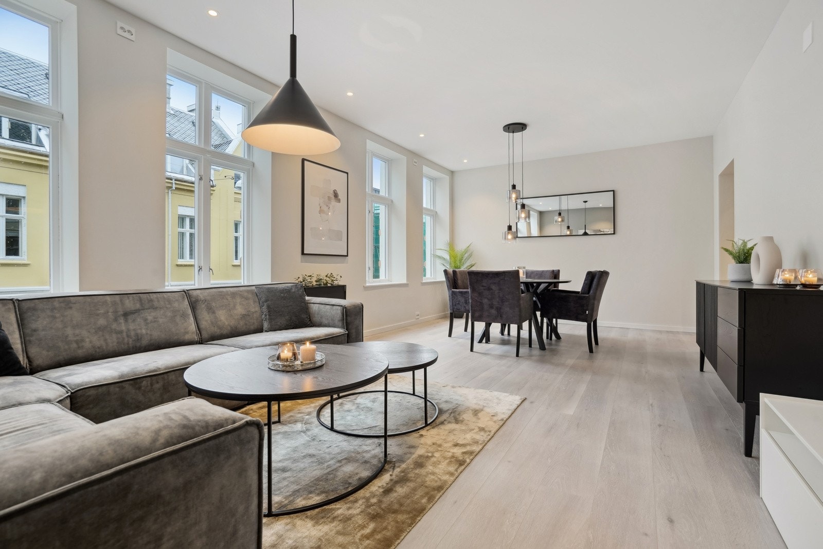 Store vindusflater sikrer rikelig med naturlig lys. Galleribilde