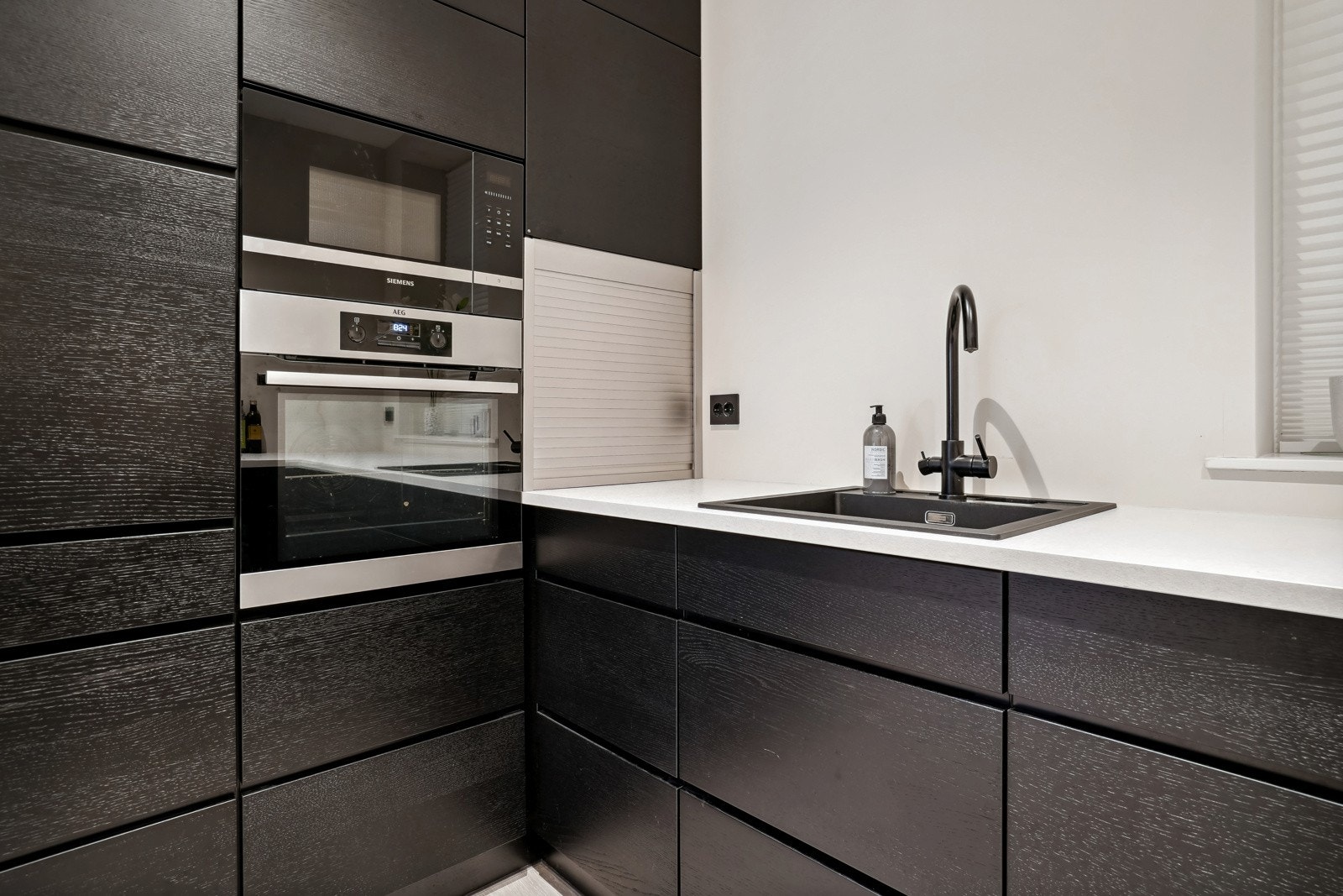 Kjøkkenet er utstyrt med integrert stekeovn, induksjonstopp og mikrobølgeovn, i tillegg til fullintegrert kjøl/fryseskap og oppvaskmaskin. Galleribilde