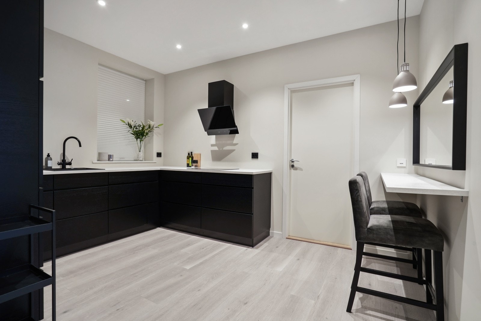 Flott og romslig kjøkken med spotter i himling og baravdeling i hjørnet. Galleribilde