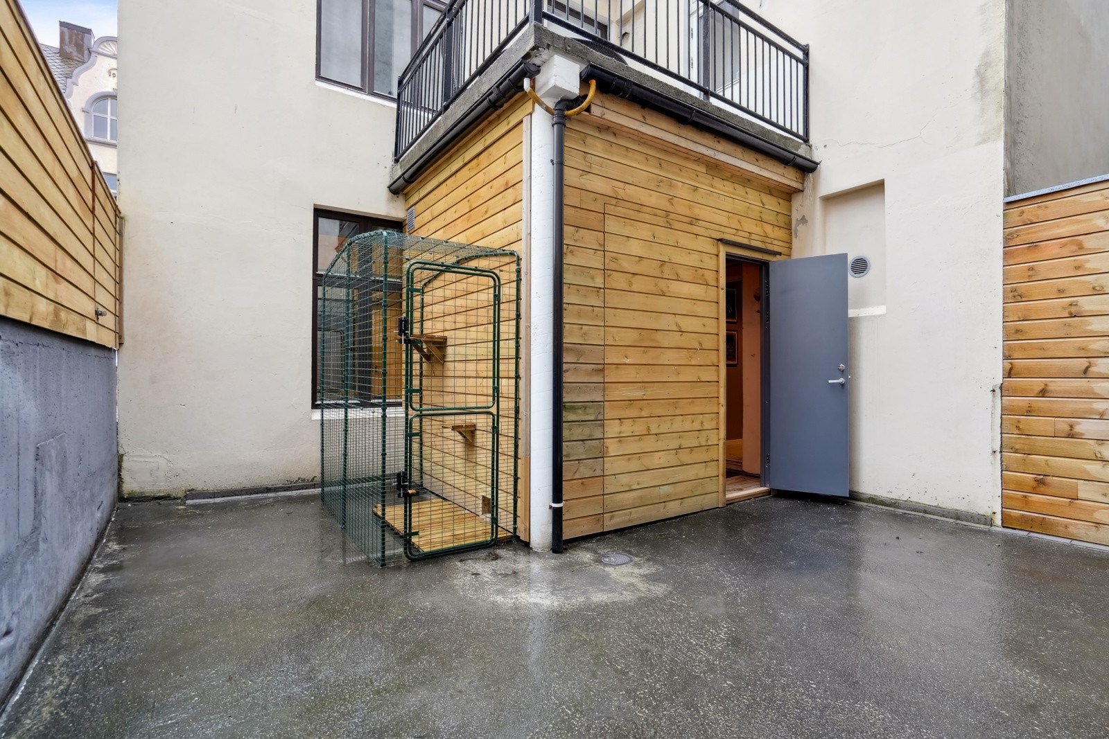 Fra uteboden er det utgang til egen bakgård som strekker seg over ca. 22 kvadratmeter. Galleribilde