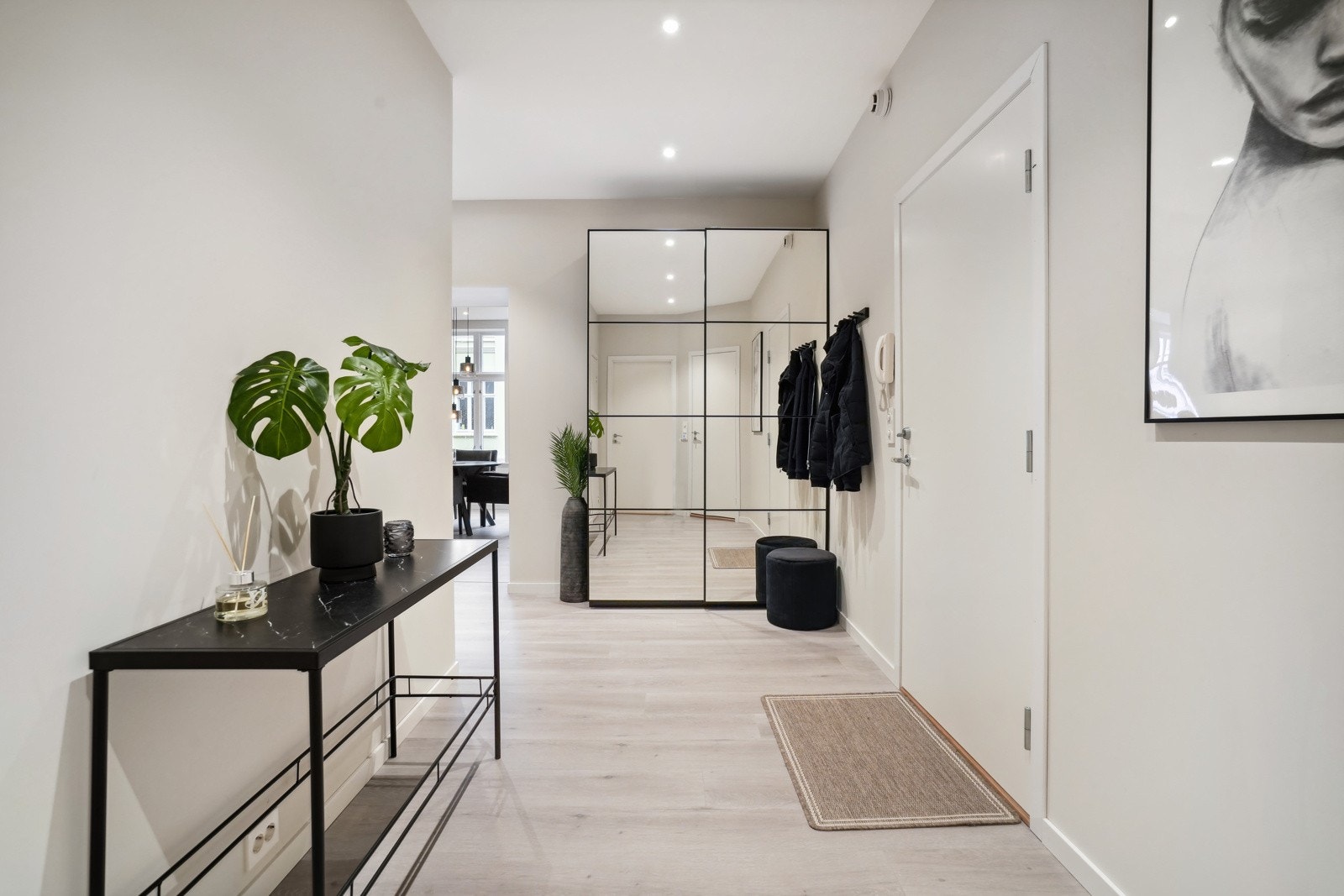 Like ved inngangsdøren finner du en praktisk skyvedørsgarderobe. Sikringsskap er plassert i garderoben. Galleribilde