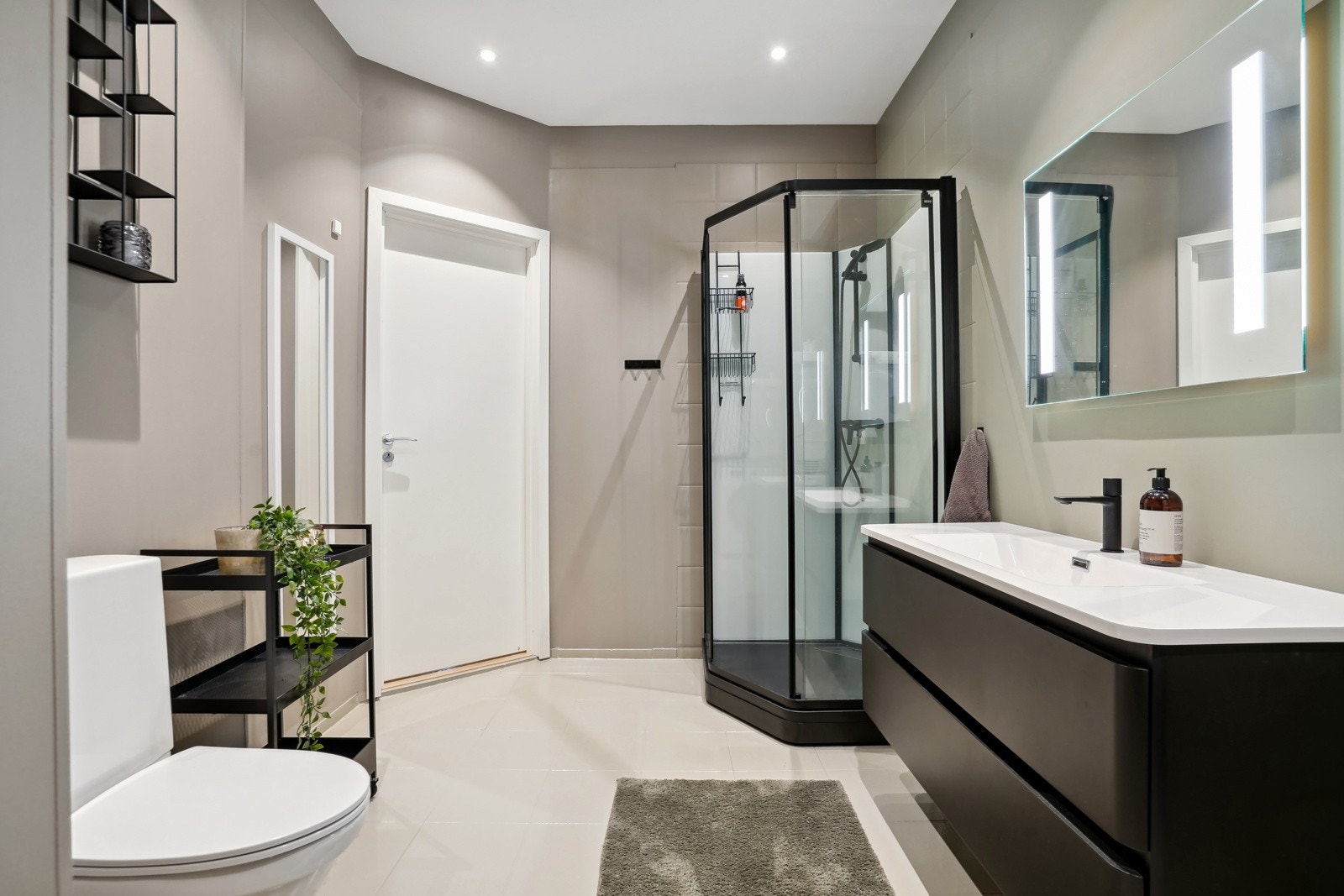 Badet er overflateoppusset i år med malte flater og ny innredning Galleribilde