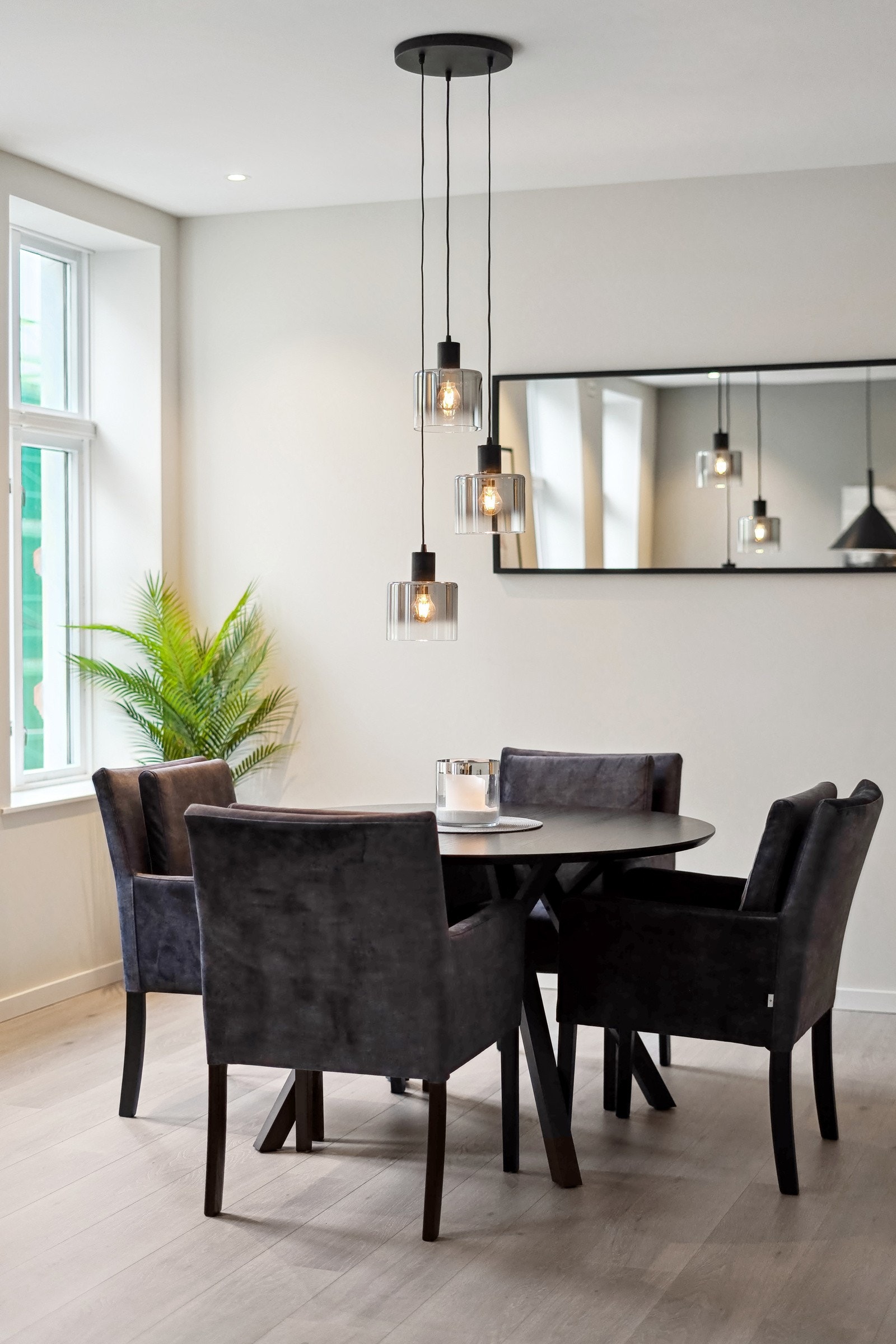 På stuen har du god plass til ønsket spisegruppe. Galleribilde