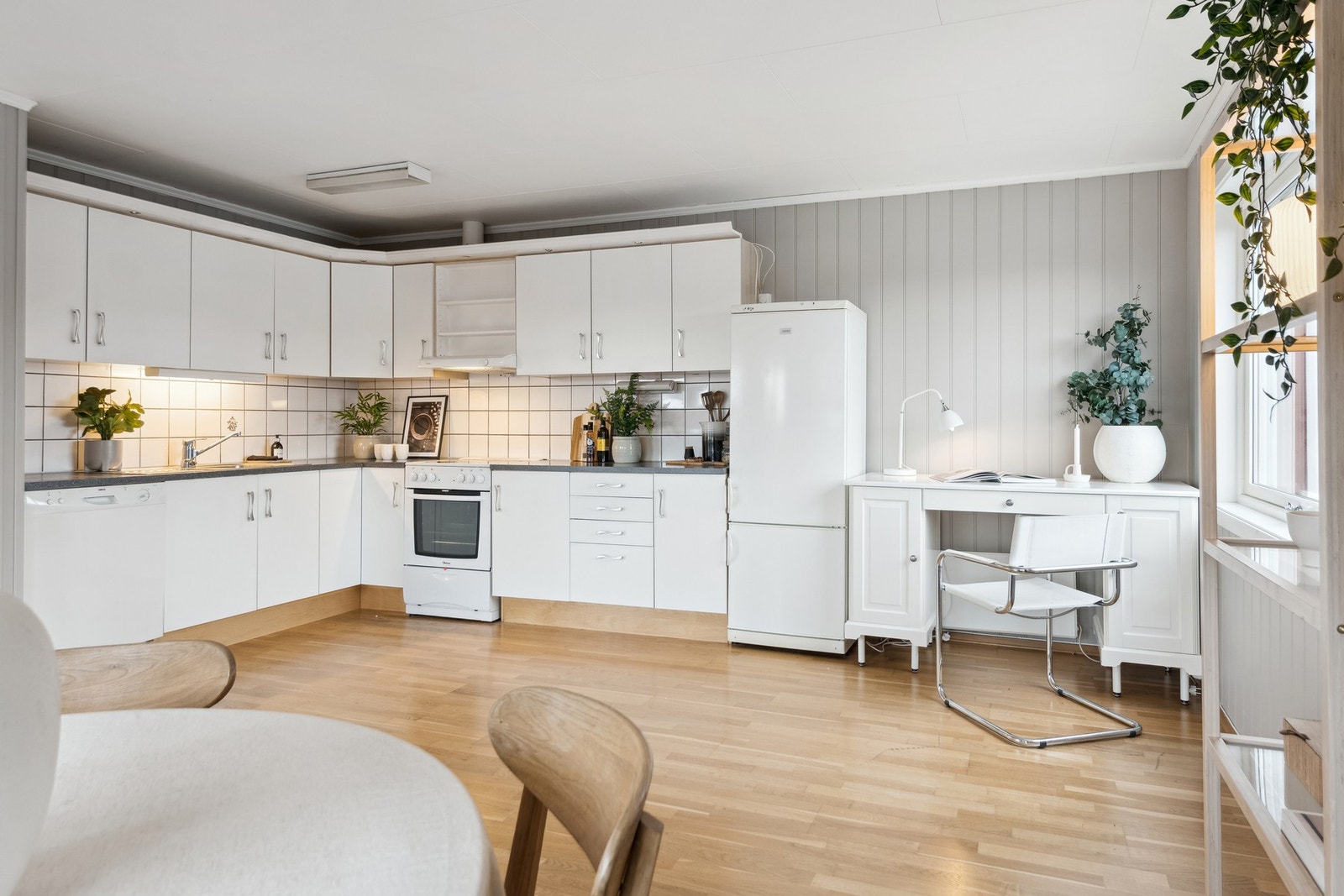 Her har man god plass til møblement. Det er hyggelig med plass til spisemøbler ved et vindu. Galleribilde