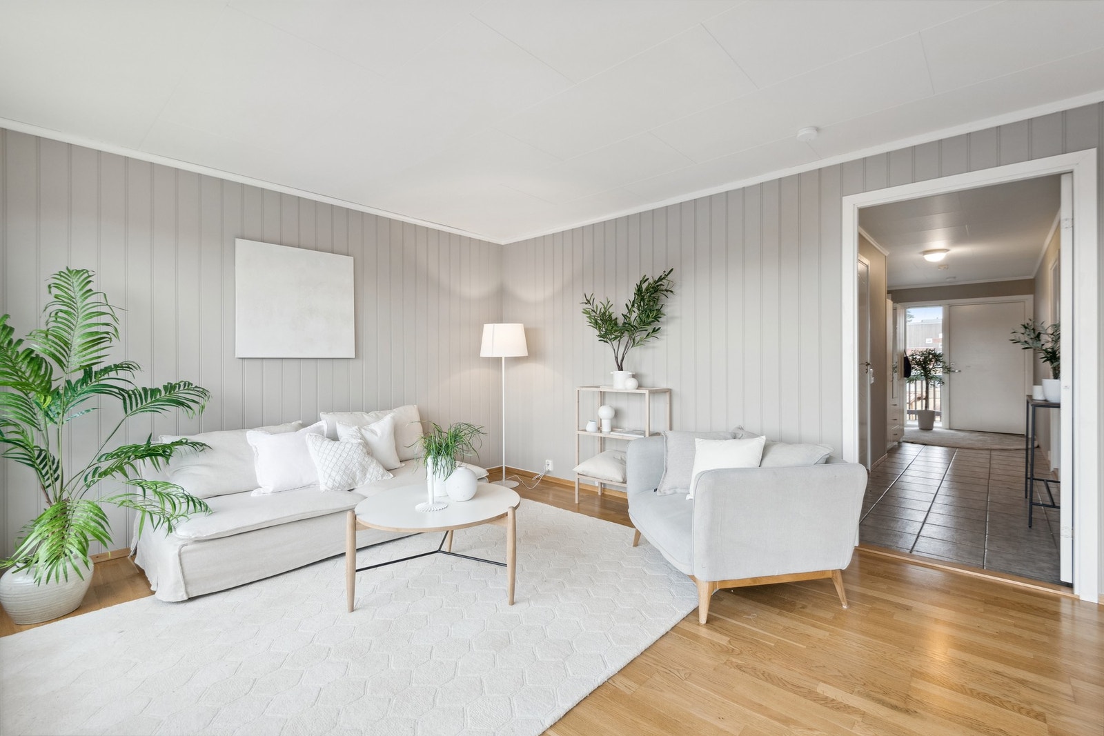 Stua, kjøkkenet og gangen er nymalt i moderne, lun og tidløs farge. Galleribilde