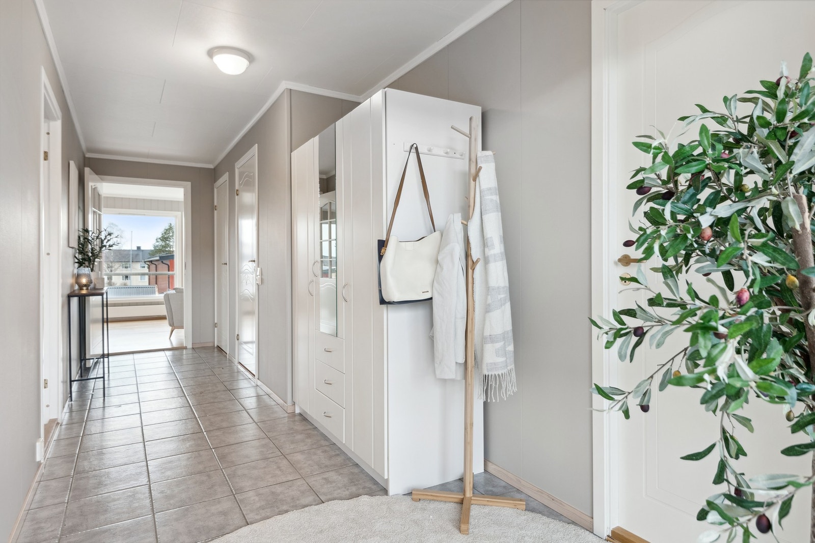 I gangen er det god plass til garderobe. Varmekabler i gulv. Galleribilde