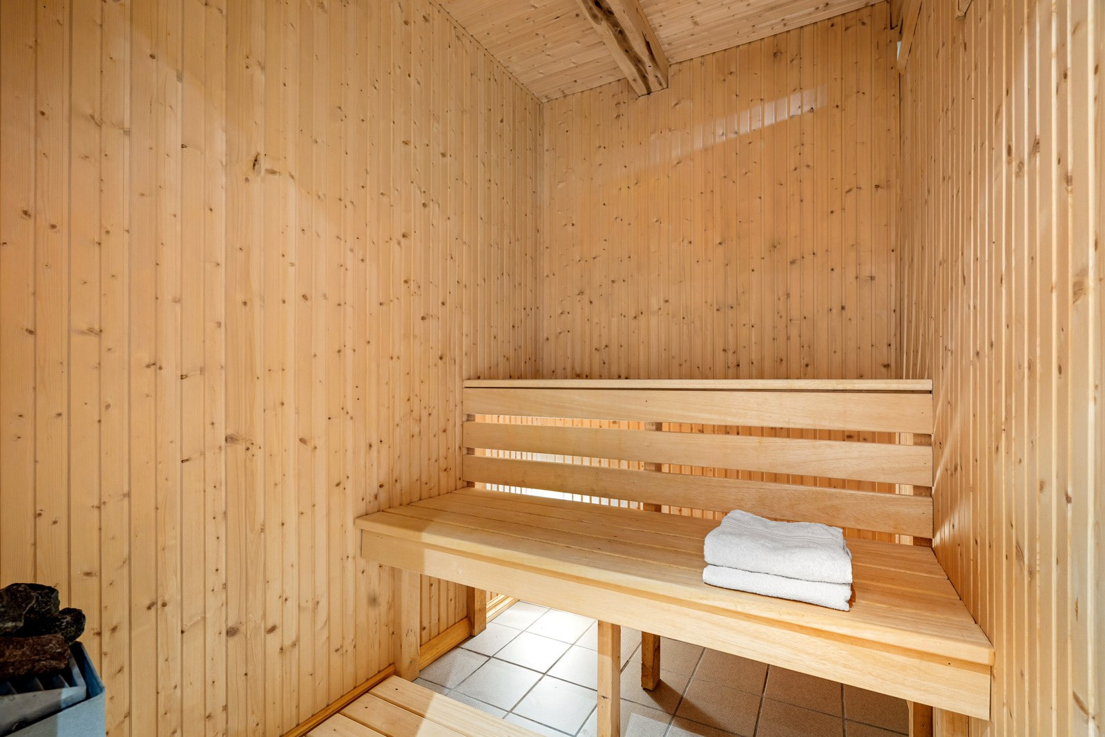 Badstuen er bygget som rom-i-rom med luftespalte mellom vegger og tak jf. eier.