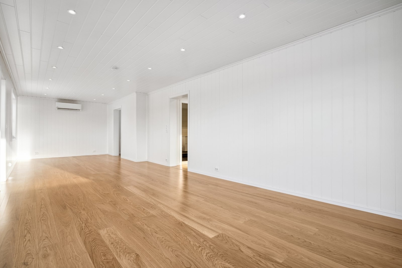 Rommet varmes opp ved bruk av varmepumpe. Gulvet har parkett og i himlingen er det montert downlights. Galleribilde