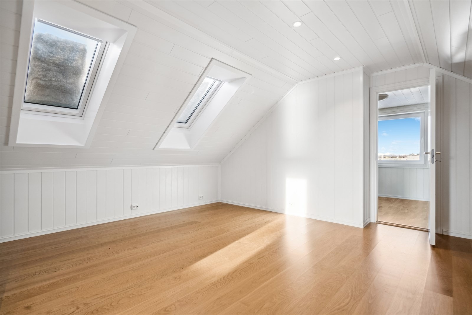 Loftgangen har downlights i tak og tre takvinduer som slipper inn rikelig med dagslys. Galleribilde