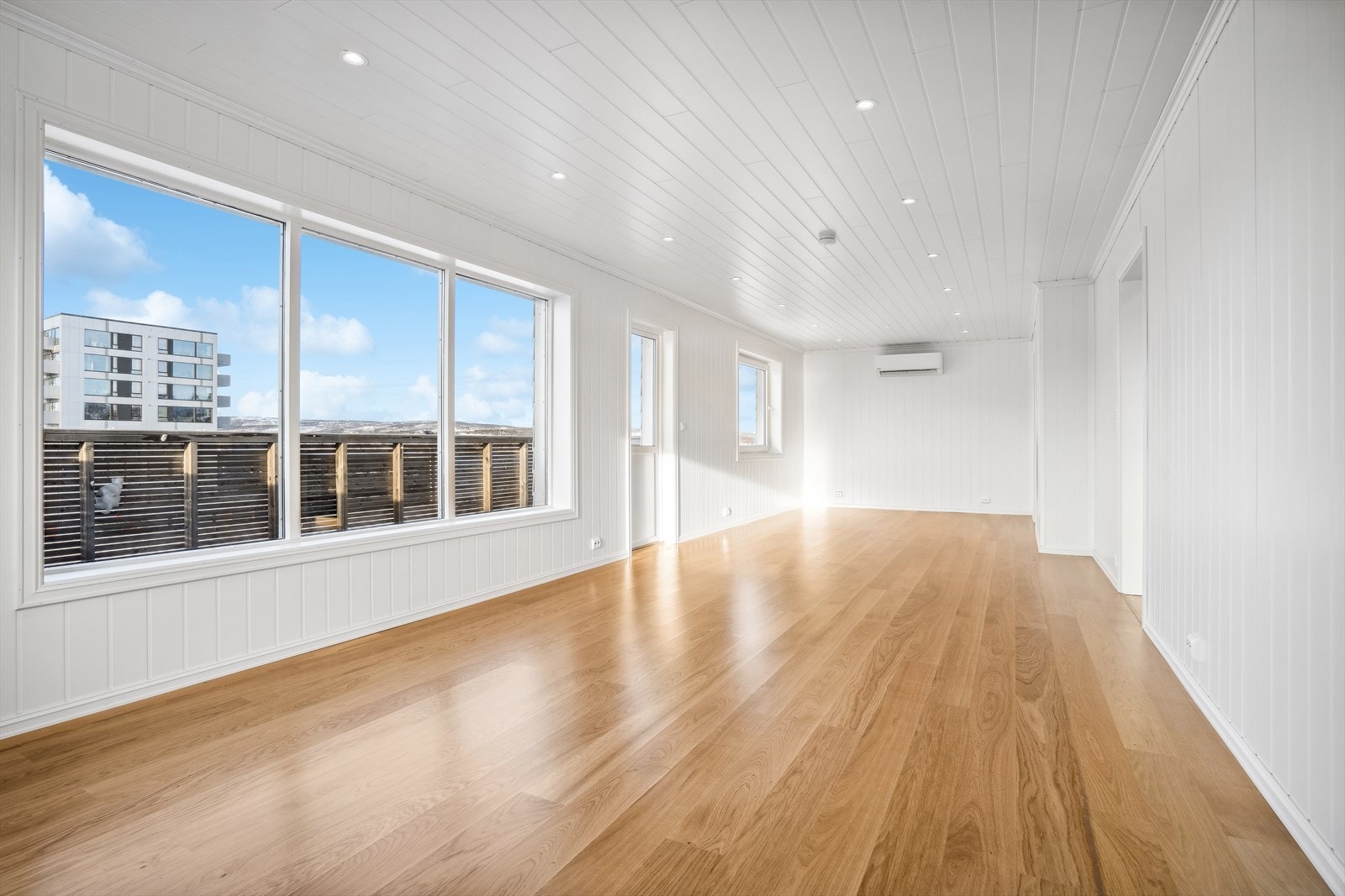 Stuen har store vindusflater som slipper inn godt med naturlig lys og gir rommet en lys og luftig følelse. Galleribilde