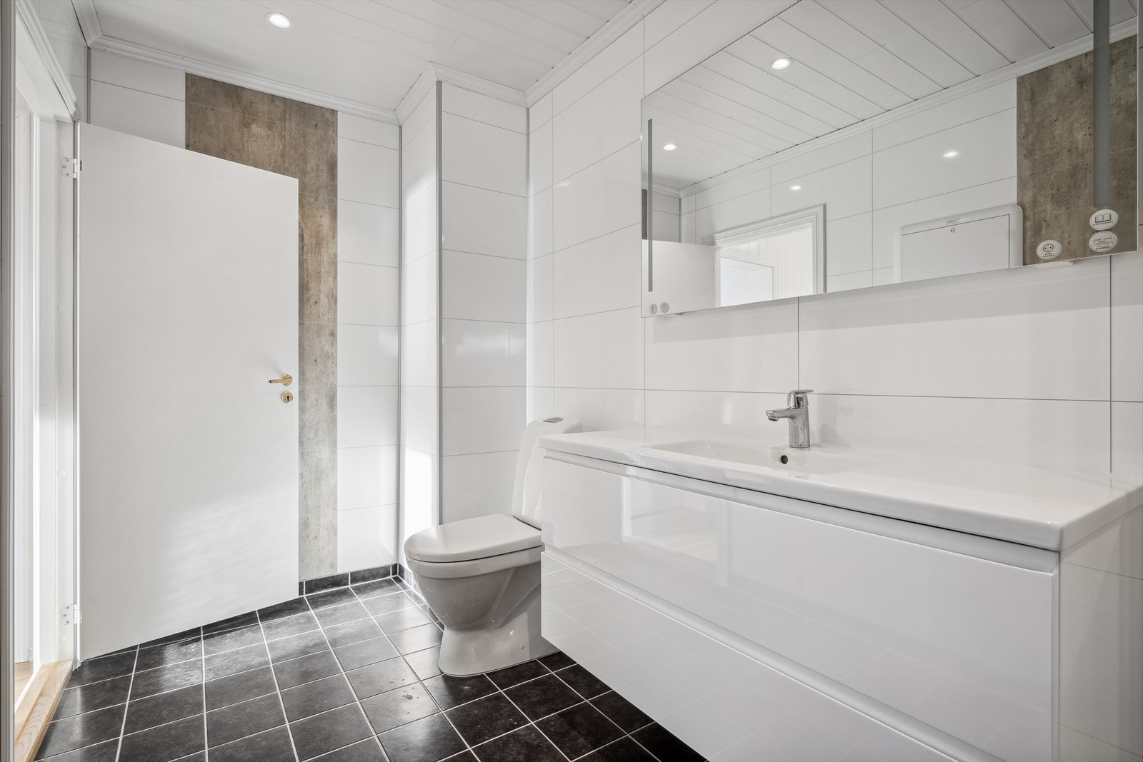 Baderommet har flislagt gulv med varmekabler og på veggene er det montert baderomsplater. Galleribilde