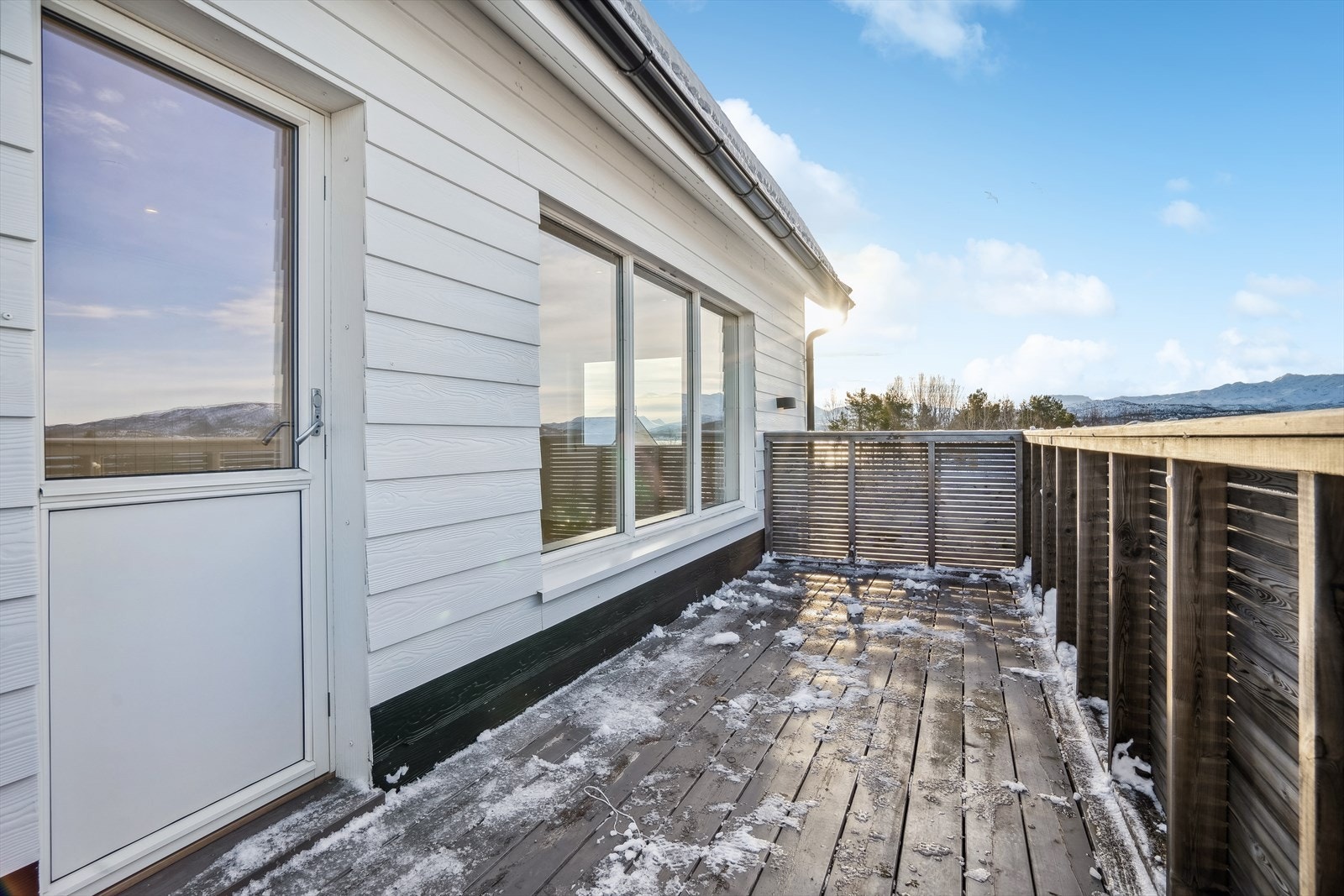 Balkongen har god plass til hagemøbler. Galleribilde