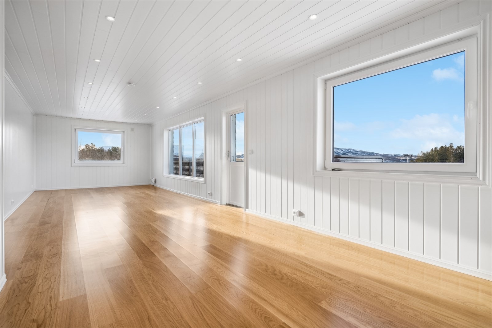 Fra stuen er det utgang til en vestvendt balkong hvor du kan nyte svært gode sol- og utsiktforhold. Galleribilde