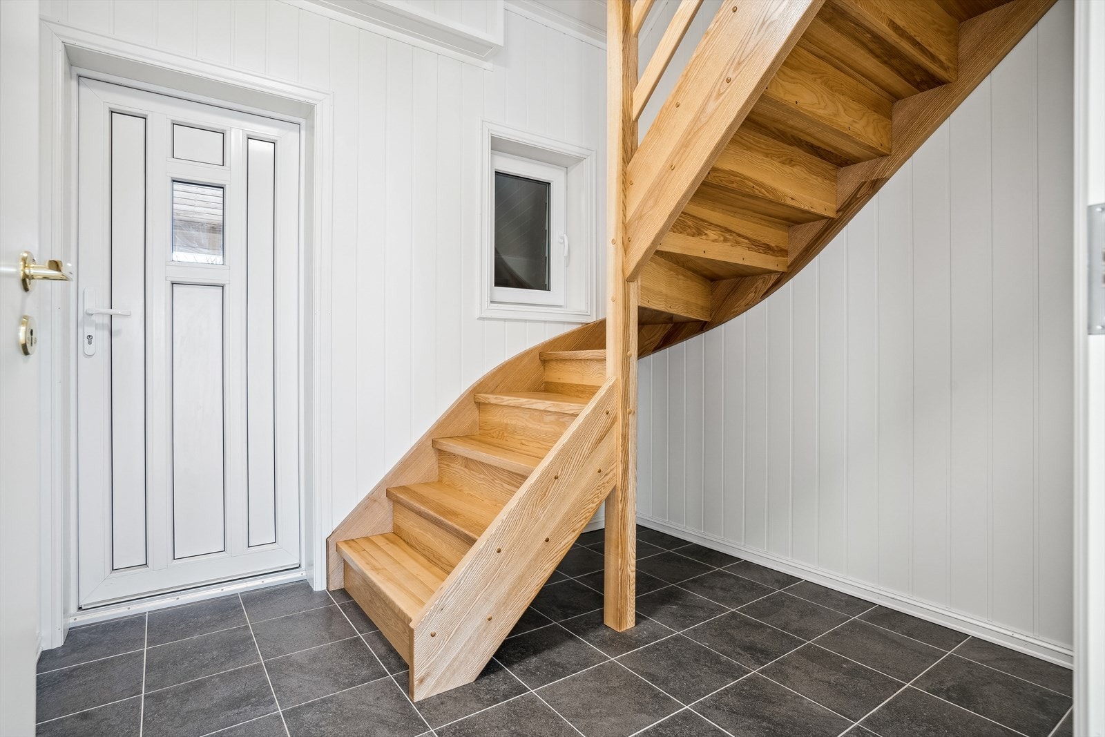 Fra entreen er det trappeadkomst til loftetasjen. Galleribilde