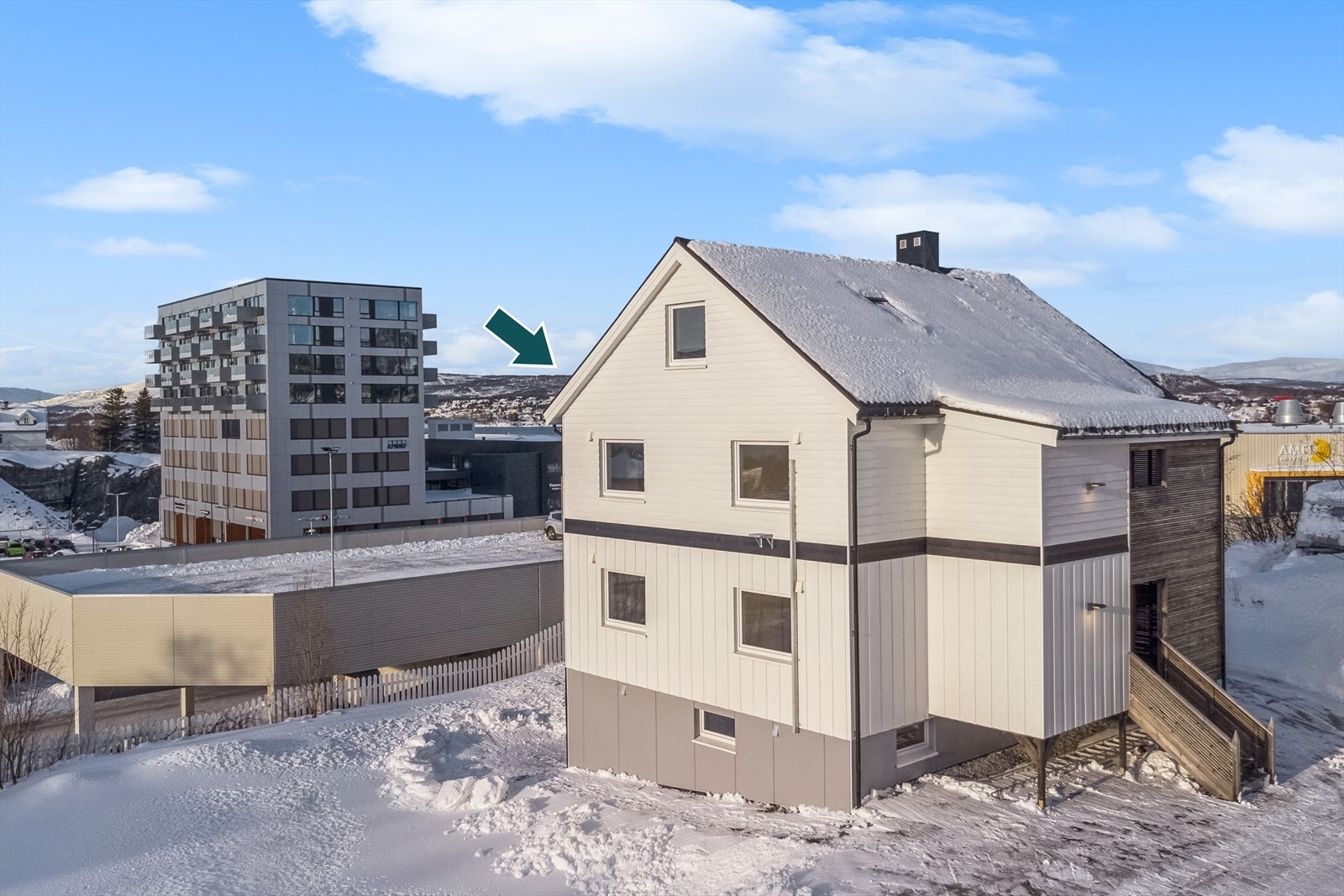 Denne leiligheten ligger i byggets andre etasje og i loftetasjen. Galleribilde