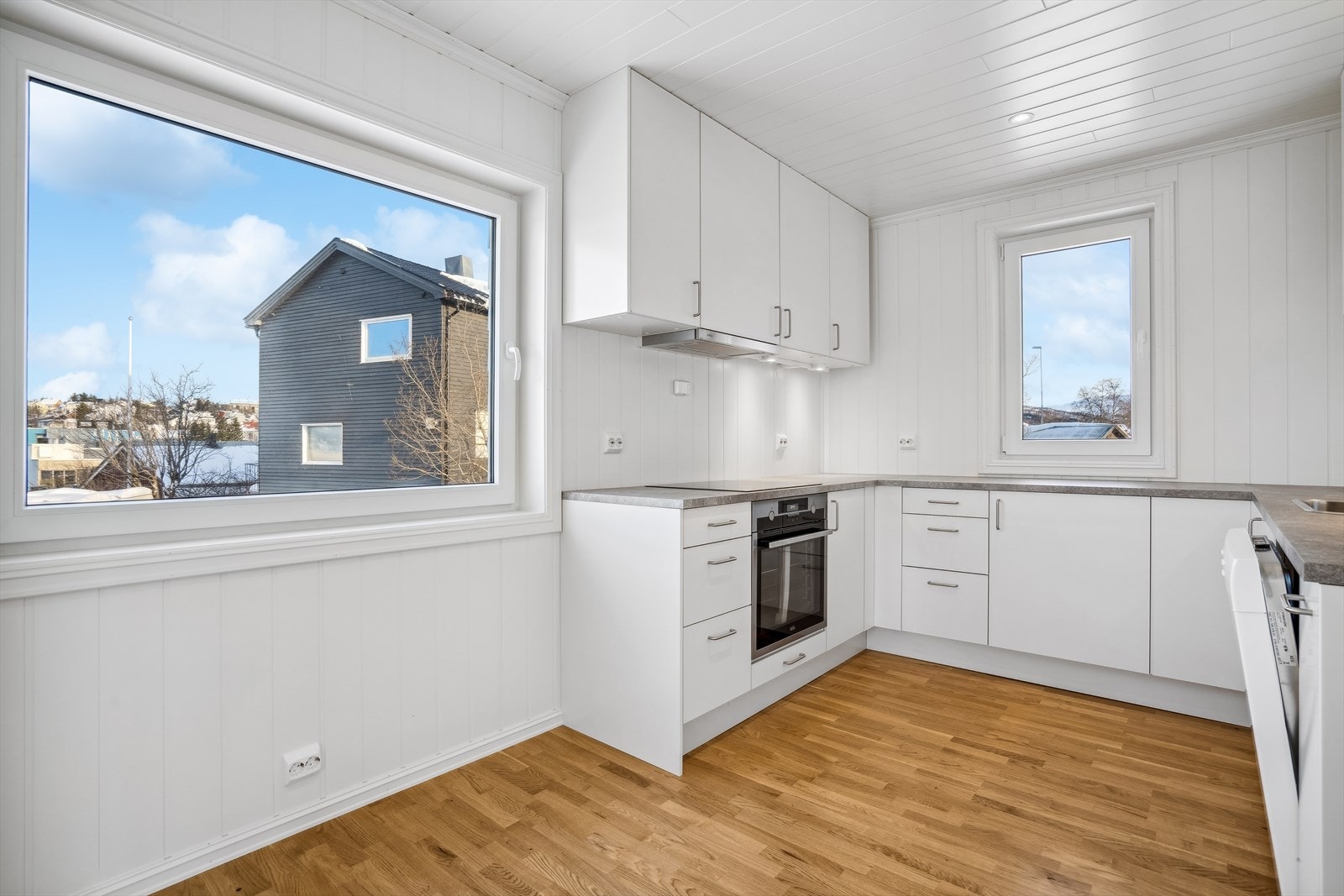 To vinduer på kjøkkenet slipper inn godt med naturlig lys. Galleribilde