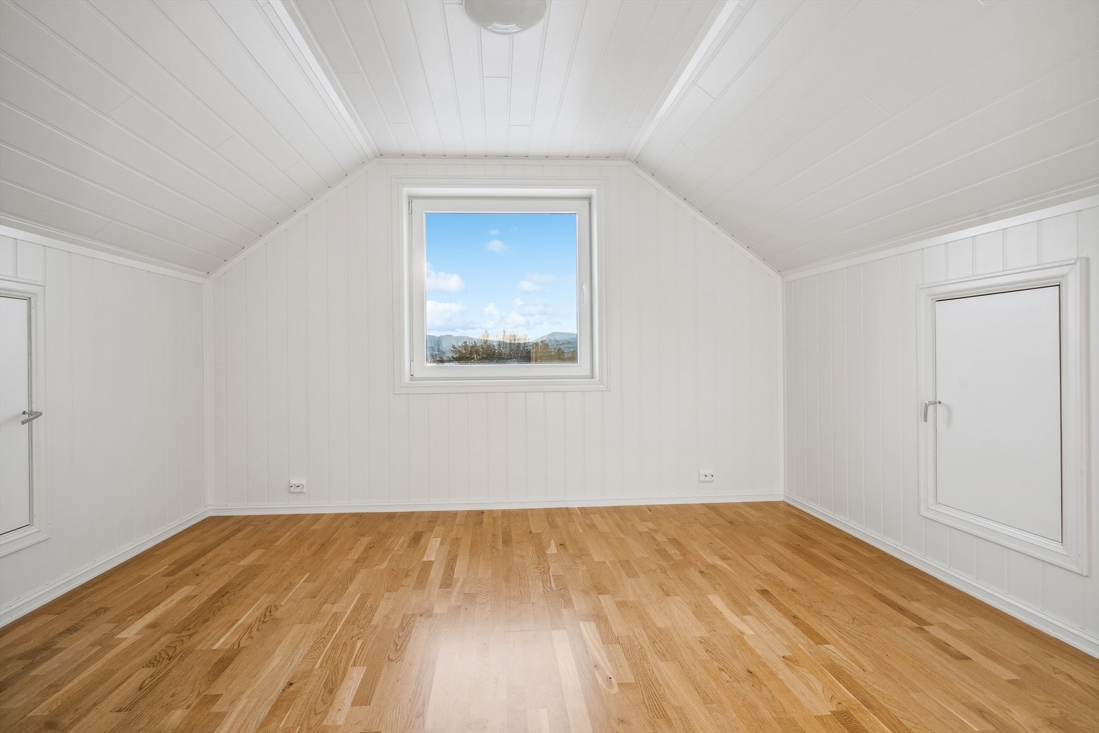 Du finner to soverom i loftetasjen. Begge har god plass til seng og tilhørende møbler. Galleribilde