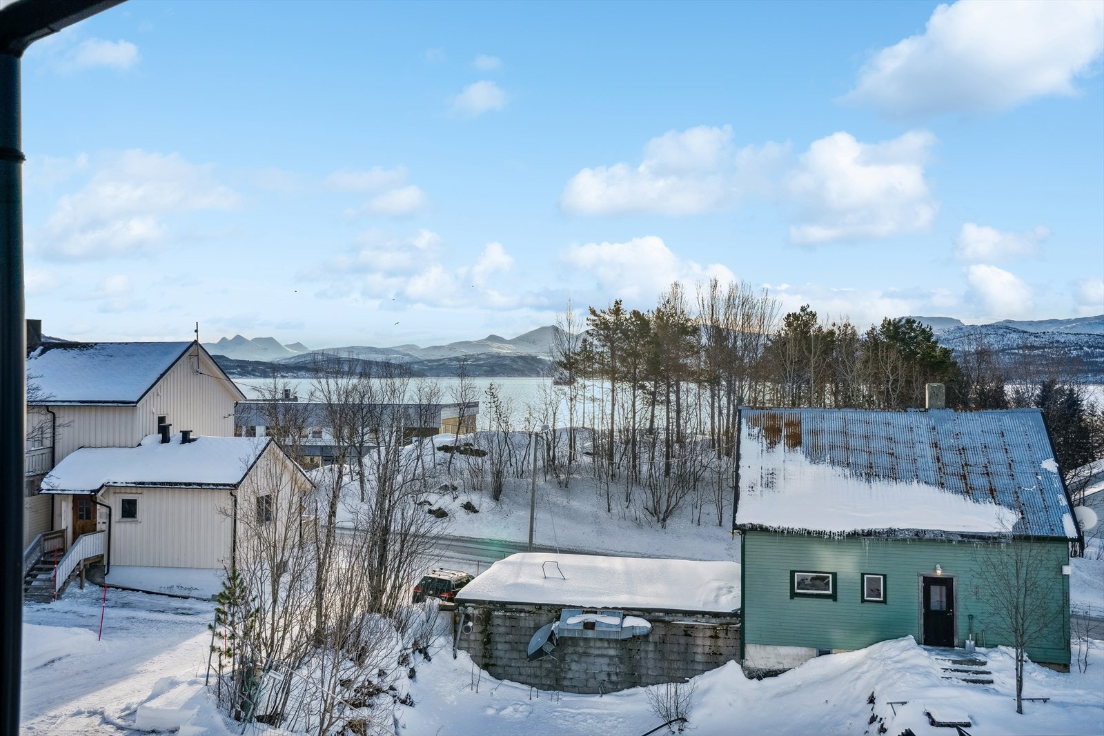 Fra balkongen kan du nyte svært gode sol- og utsiktsforhold. Galleribilde