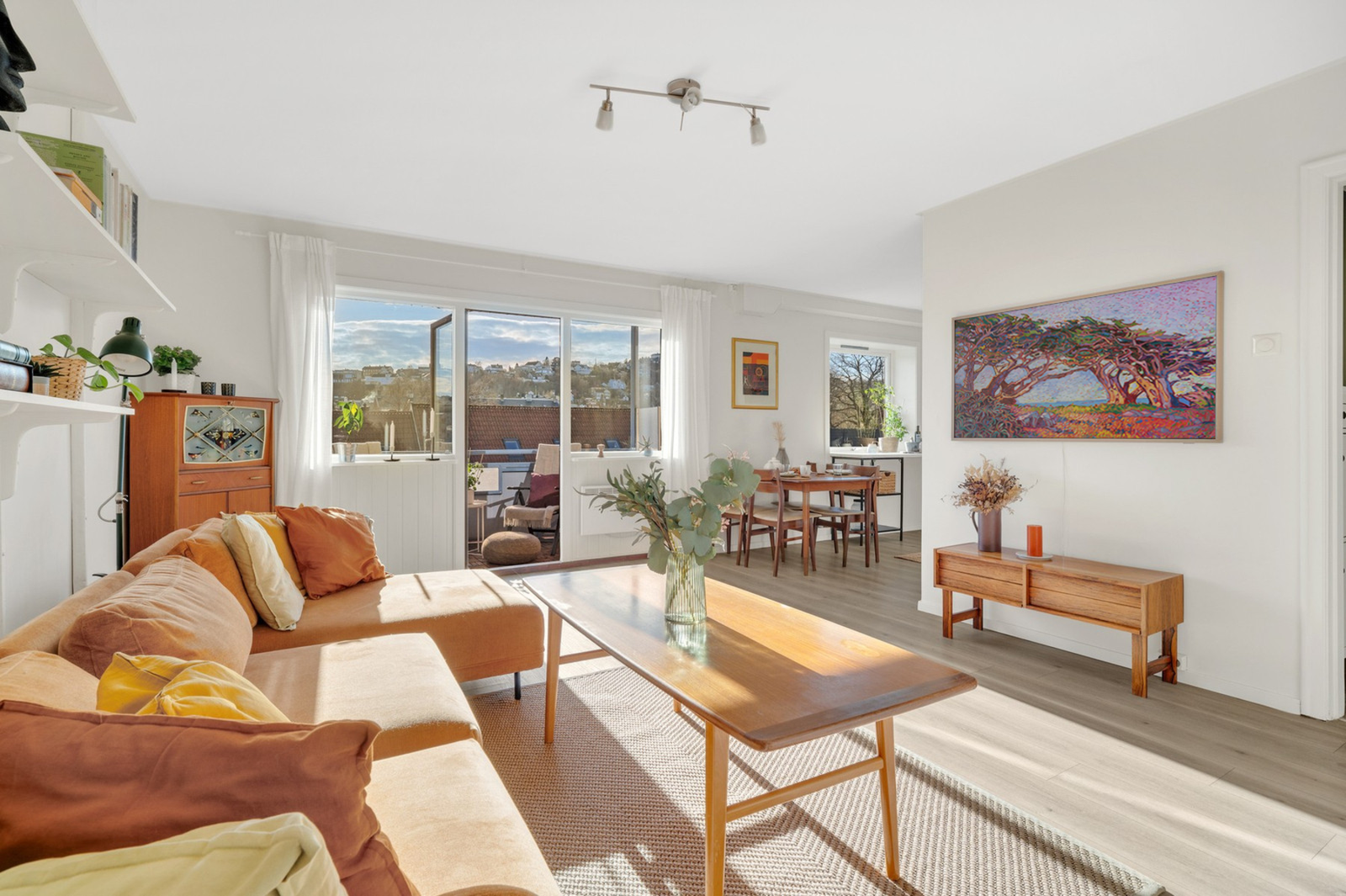 Boligen har romslige oppholdsrom og rikelig med naturlig belysning. Galleribilde