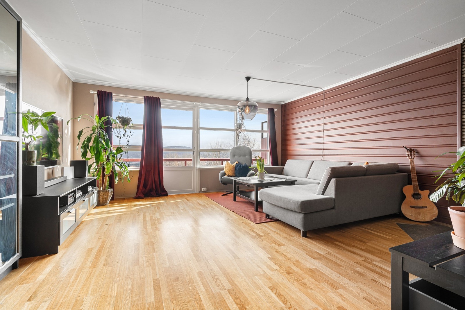 Velkommen til et innbydende og flott rekkehus i et rolig og familievennlig boligområde på Flatåsen. Galleribilde