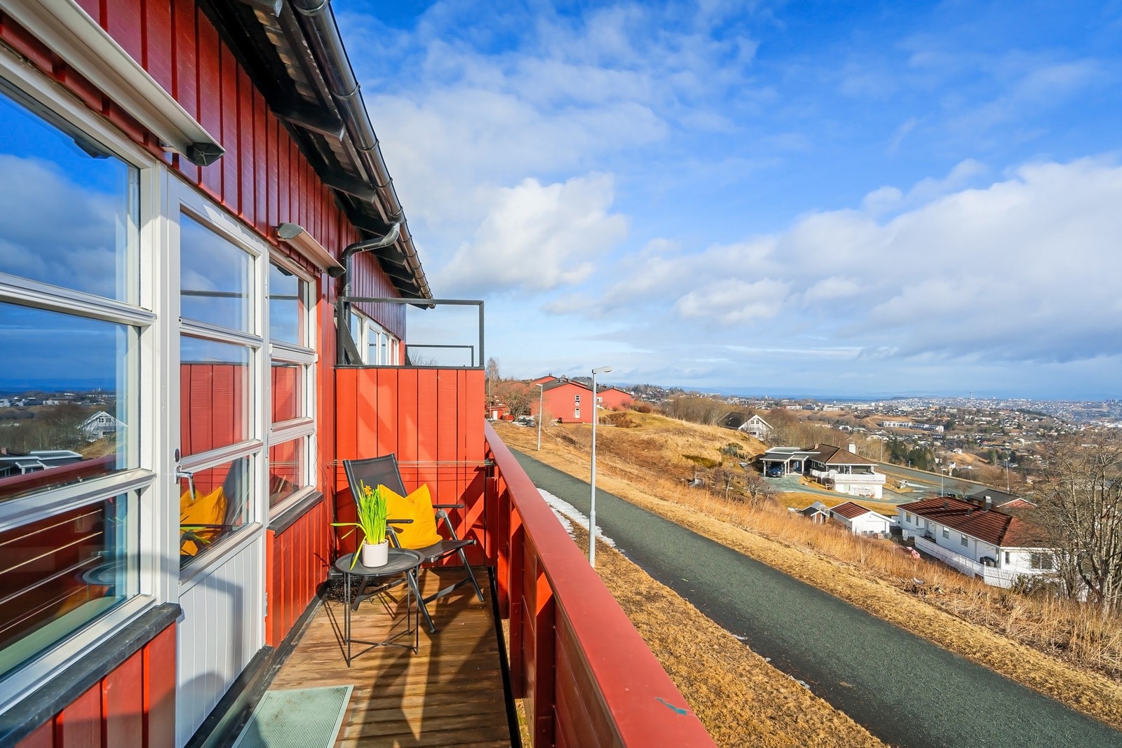 Fra balkongen kan man nyte gode sol- og utsiktsforhold. Galleribilde