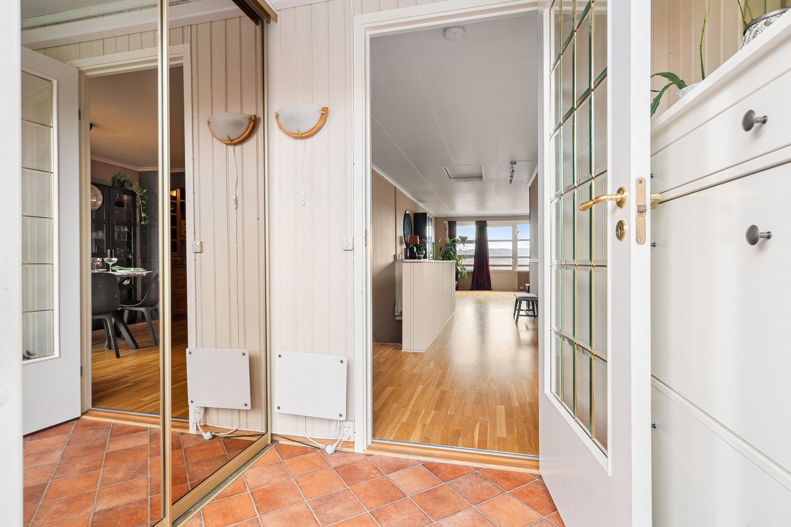 Lys entré med praktisk skyvedørsgarderobe. Velkommen inn! Galleribilde
