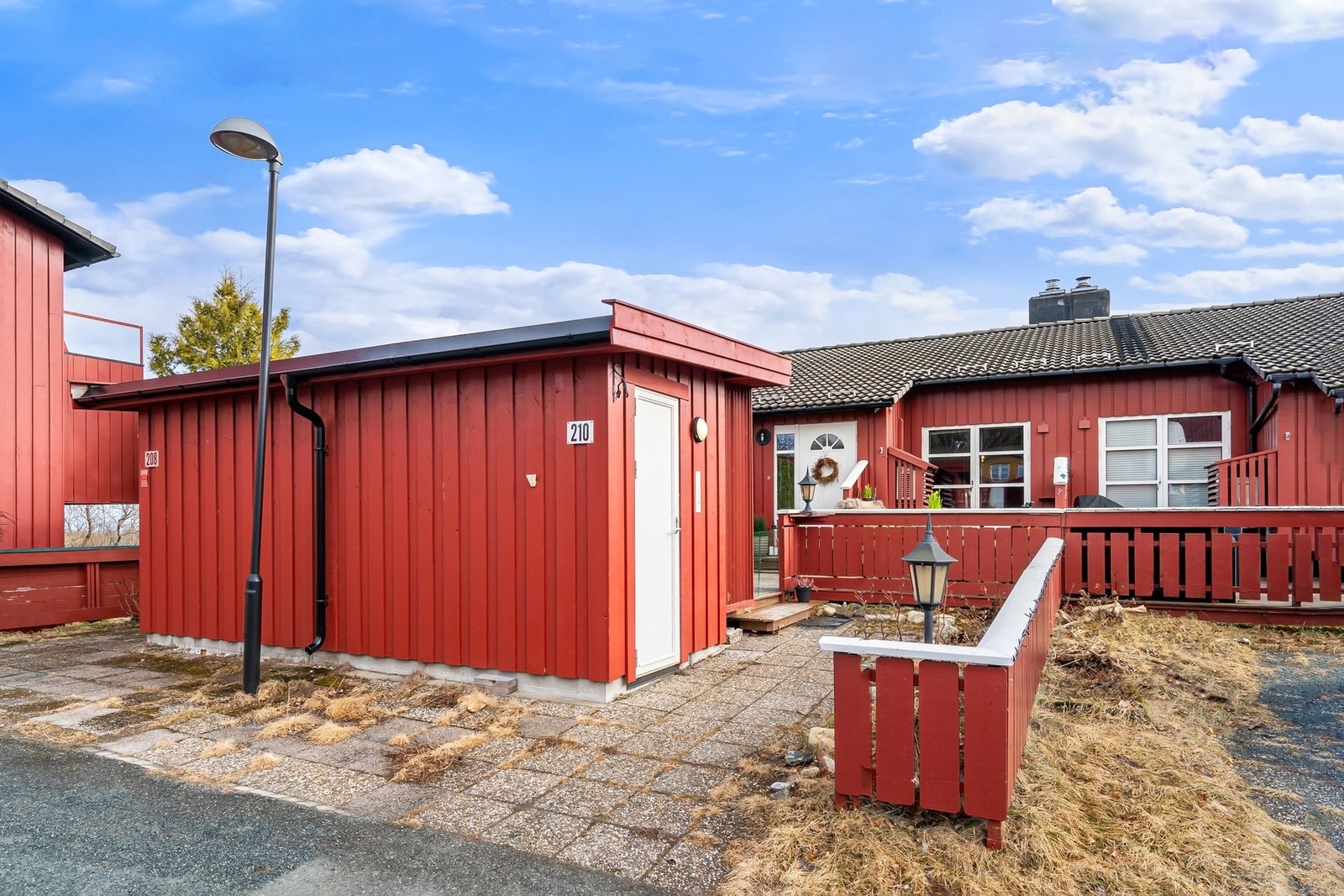 EiendomsMegler 1 ved June Marie Brovold har gleden av å presentere Høgreina 210. Galleribilde
