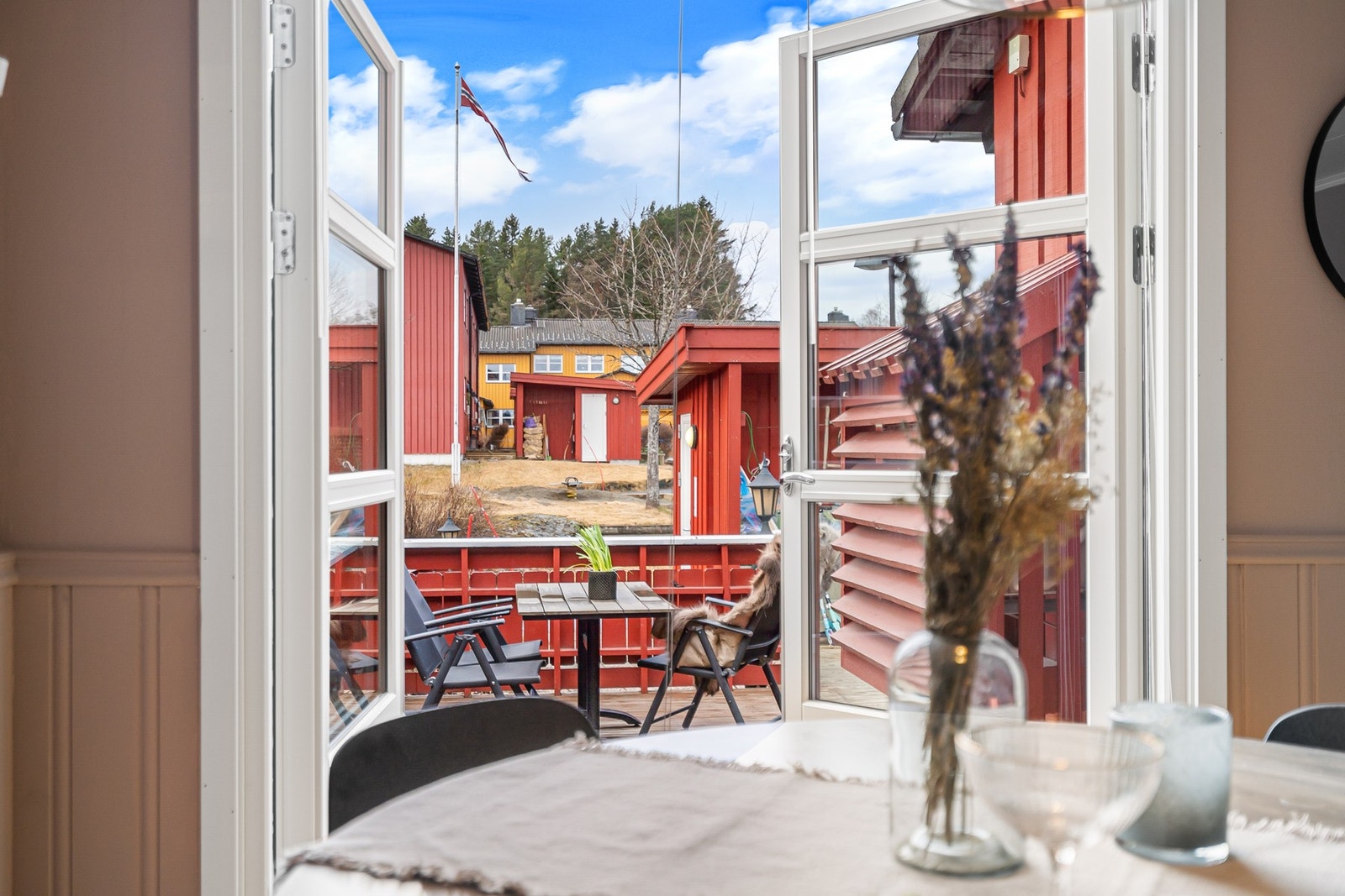Fra kjøkkenet er det utgang til terrassen på fremsiden av boligen. Galleribilde