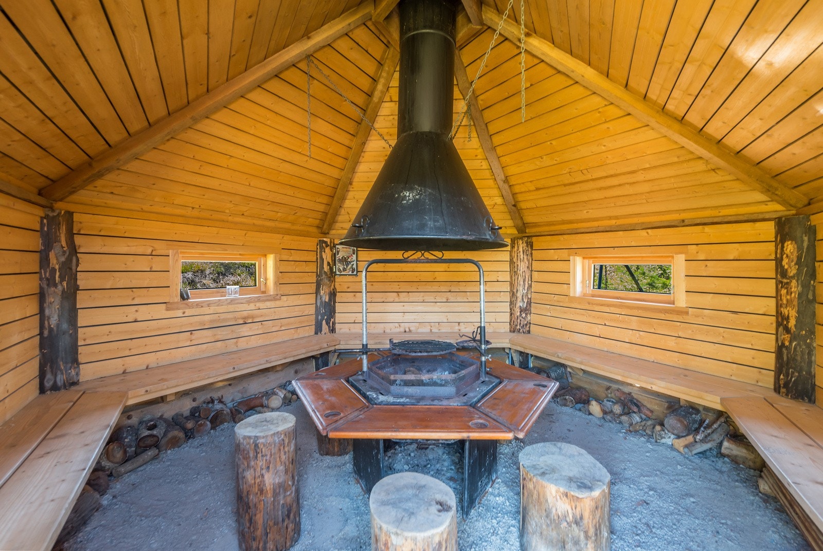 Felles grillbu. Galleribilde