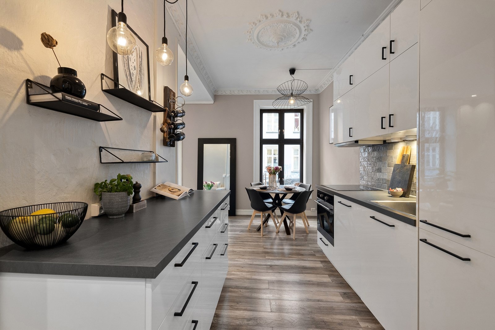 Hvitevarene er integrerte, og består av kjøl/fryseskap, oppvaskmaskin, platetopp, kullfiltervifte over stekesonen og stekeovn. Galleribilde