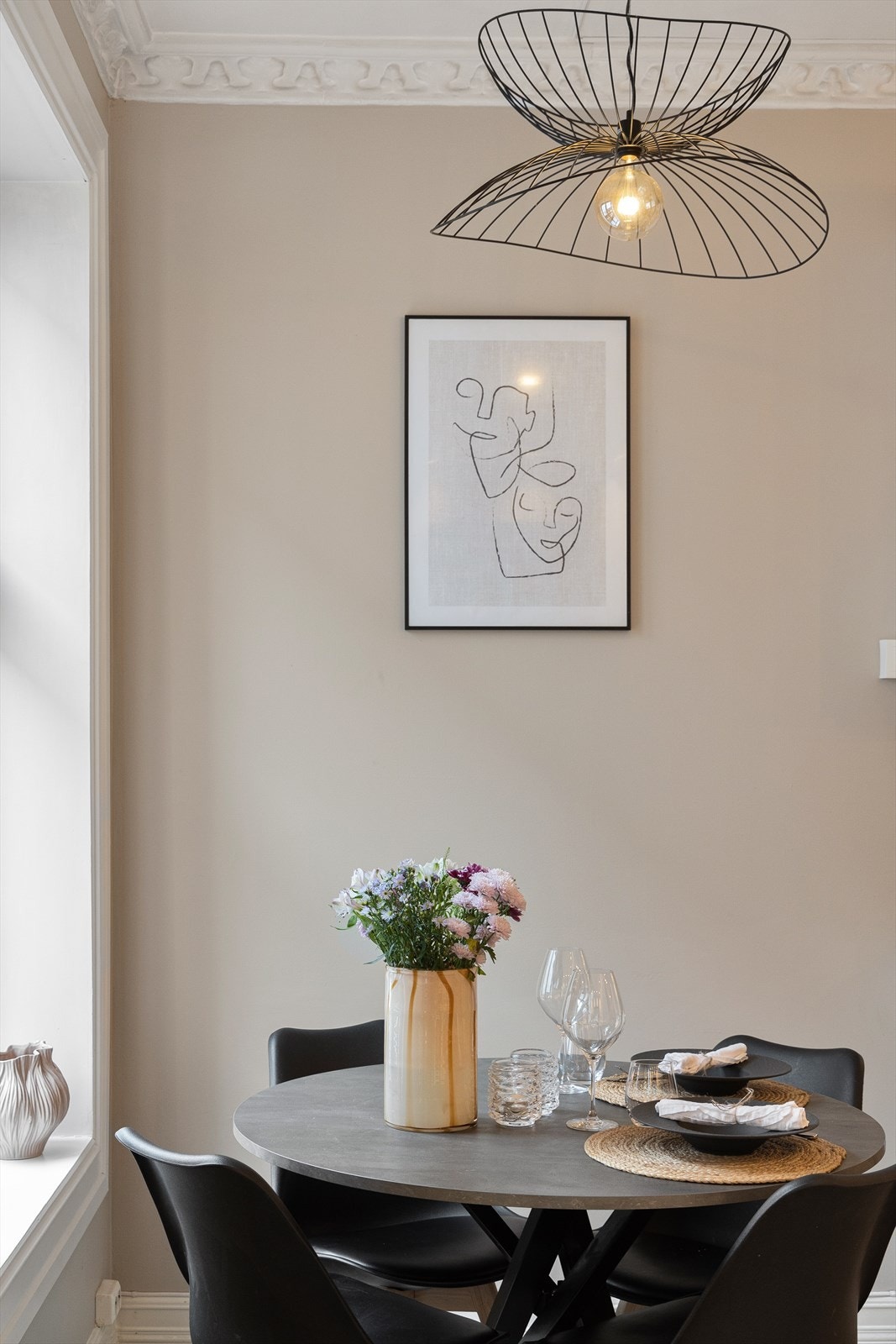 Leiligheten ble malt i 2022/24, og er holdt i moderne fargetoner. Galleribilde