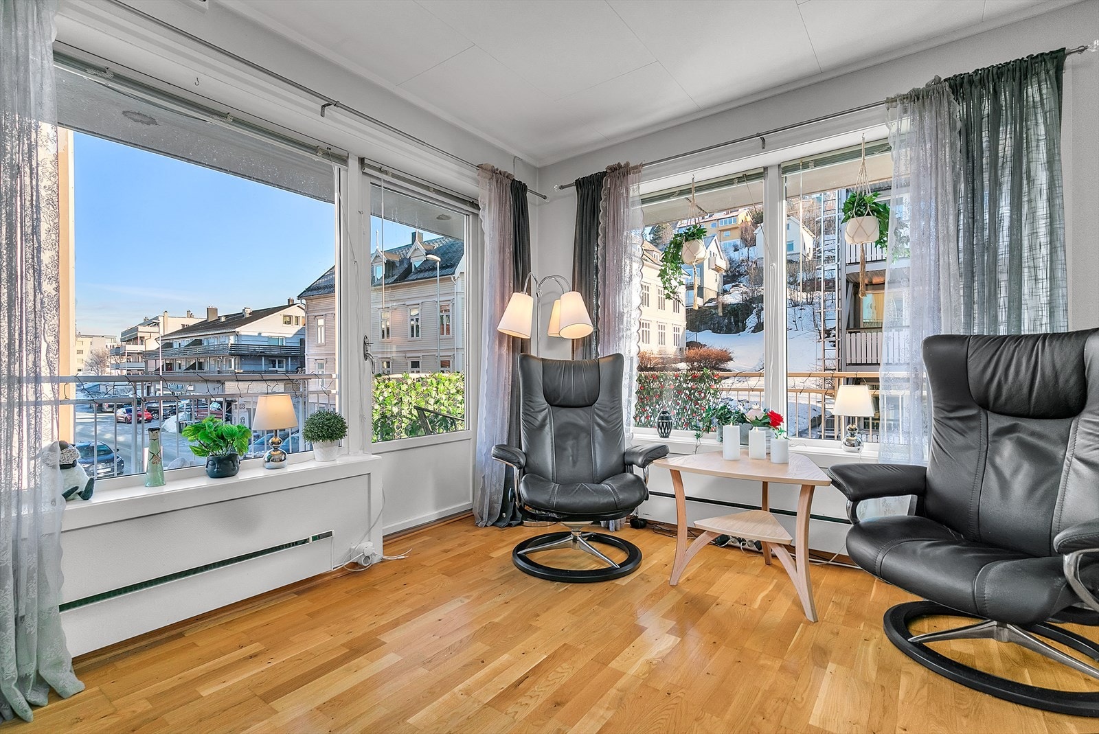 Utgang til privat balkong fra stue. Galleribilde