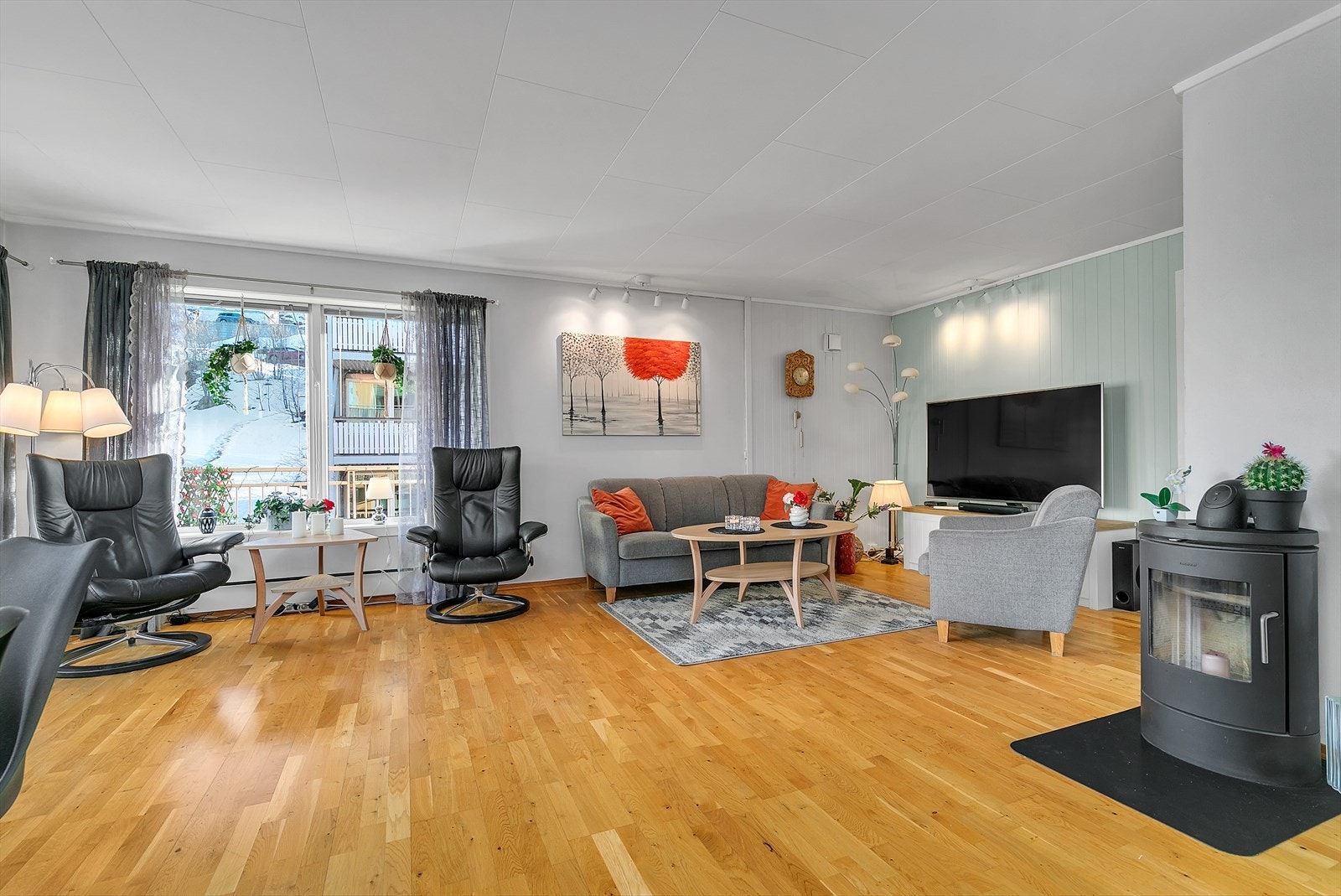 Flott stue med god plass til møblering i flere soner. Galleribilde