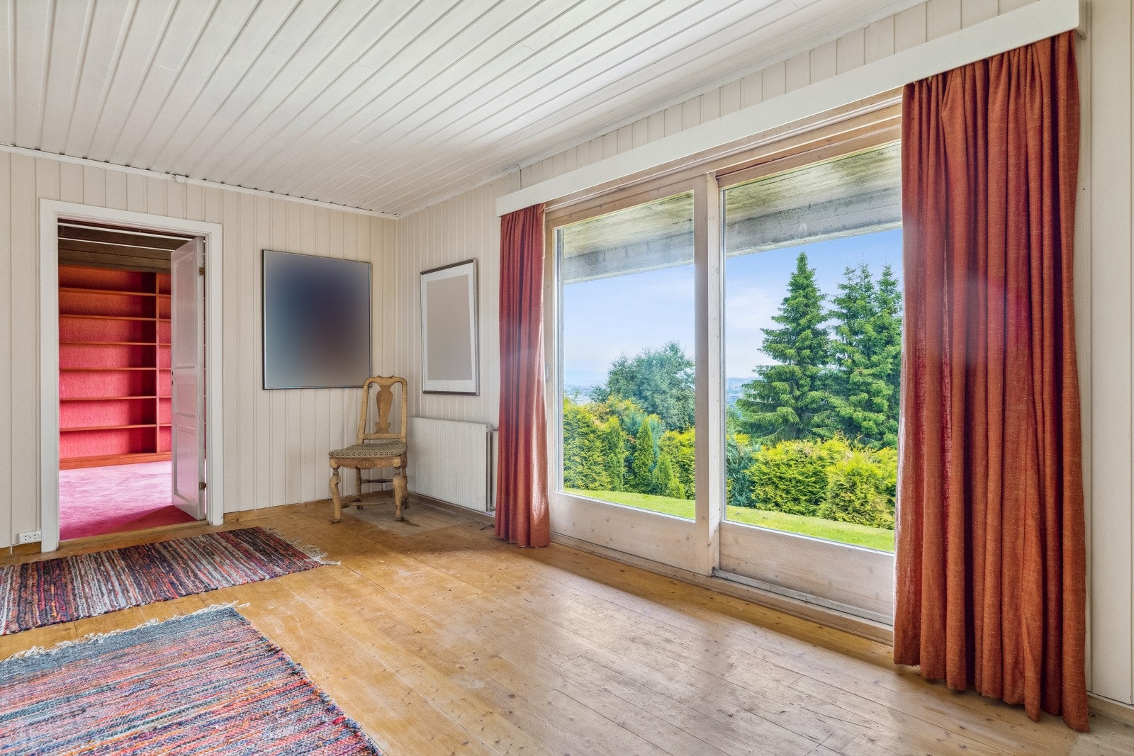 Både vegger, himling og gulv er kledd med solid trepanel. Galleribilde
