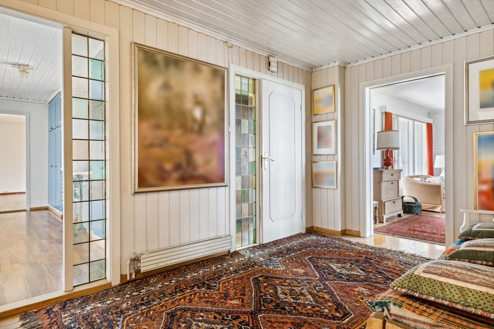 De dekorative blyglassene i hallen er fine blikkfang i interiøret. Galleribilde