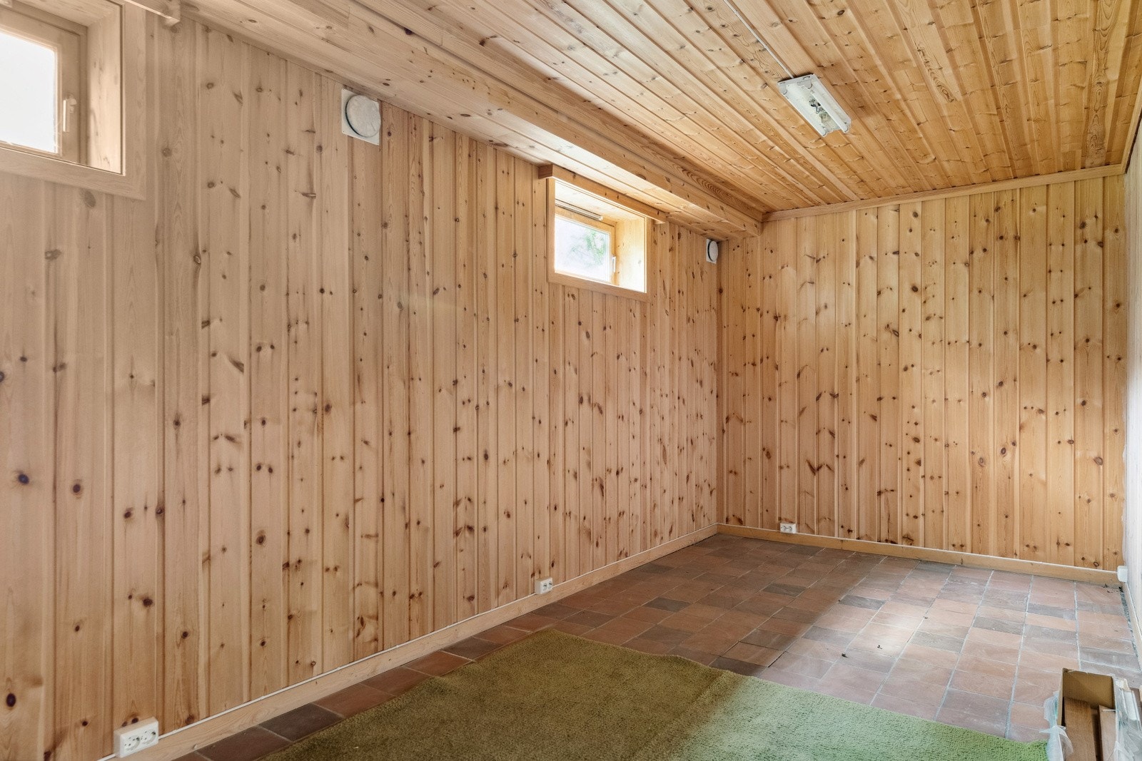 Innredet rom med god plass og solid, heltre furupanel. Galleribilde
