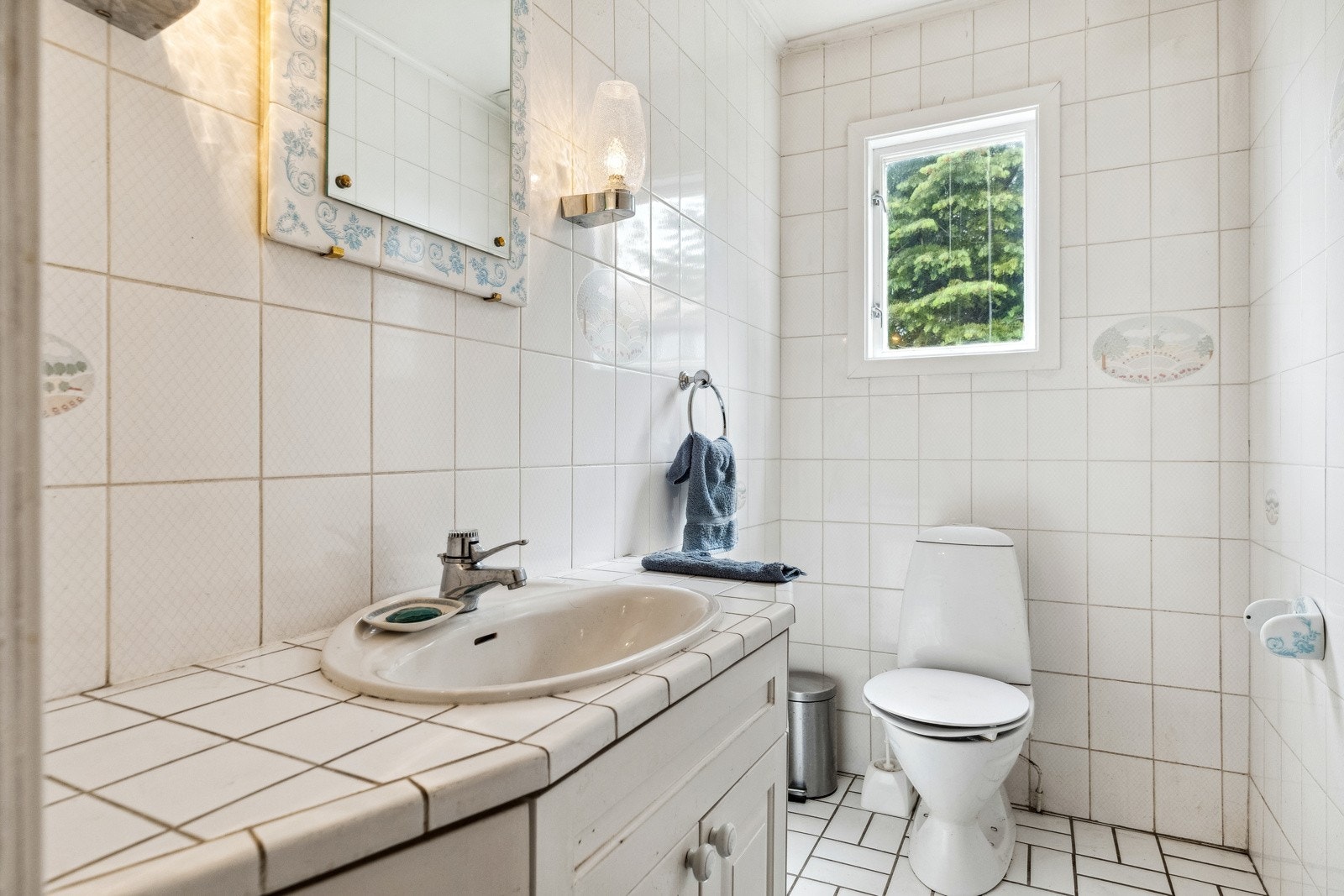 Hovedetasjen har et separat toalettrom, vegg-i-vegg med badet (legg merke til porselensrammen på speilet, i flott Porselen de Paris). Galleribilde