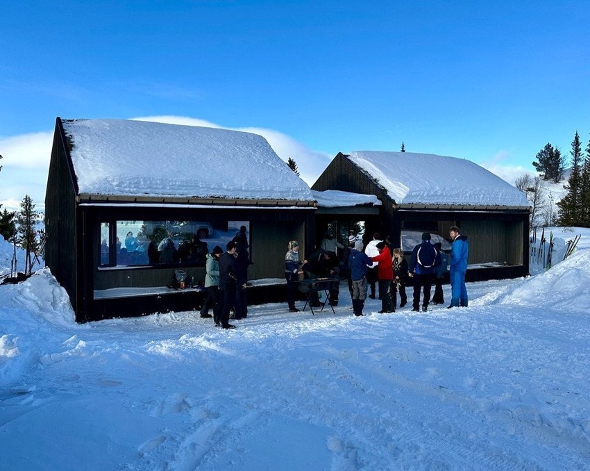 Nylig åpnet Langstølen, en kiosk med servering og varmestue, som allerede har blitt et populært turmål for hyttefolket rundt Syningen. Galleribilde