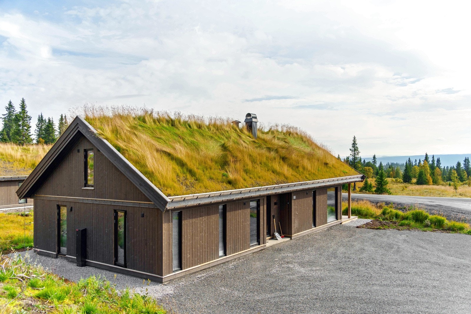 Hyttene har ypperlige solforhold og fantastisk utsikt mot omkringliggende fjell! Galleribilde