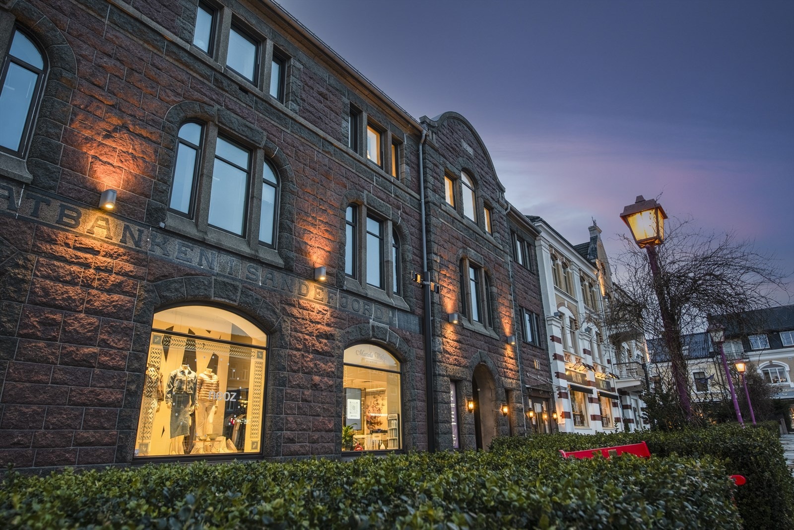 Gården ble renovert i 2007 og holder i likhet med boligen god standard. Galleribilde