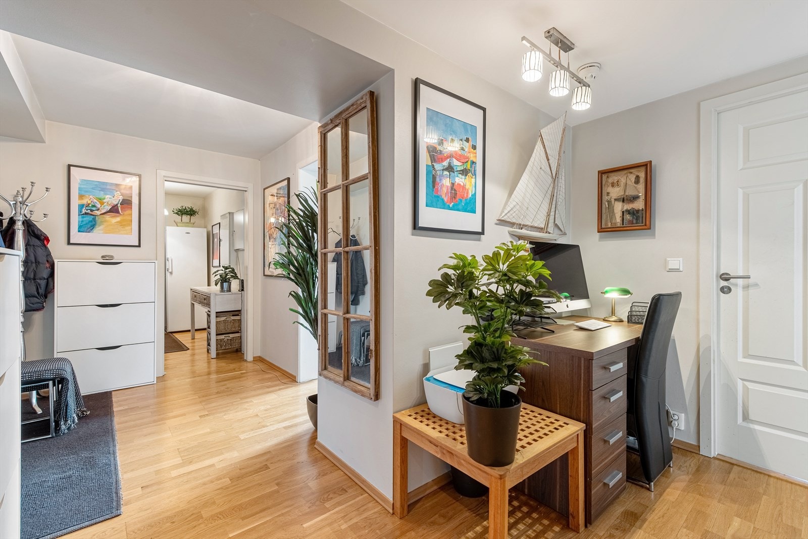 Romslig entré med plass til sko og jakker, attpåtil plass til hjemmekontor løsning. Galleribilde