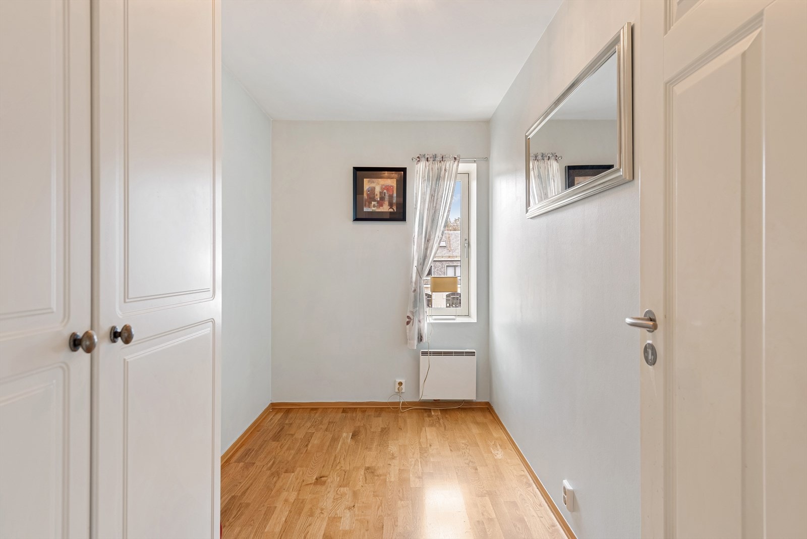 Gjesterom med plass til seng og garderobe. Galleribilde