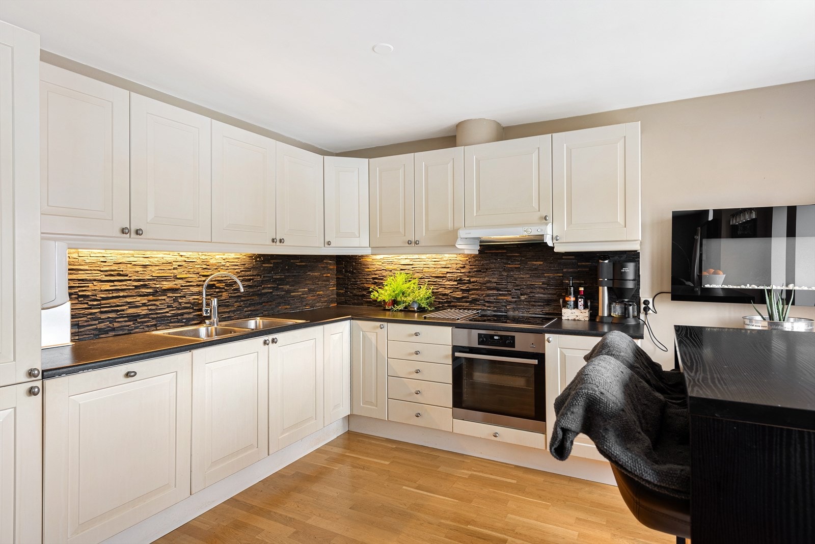 Lyst og stilrent kjøkken fra renoveringen i 2007. Galleribilde