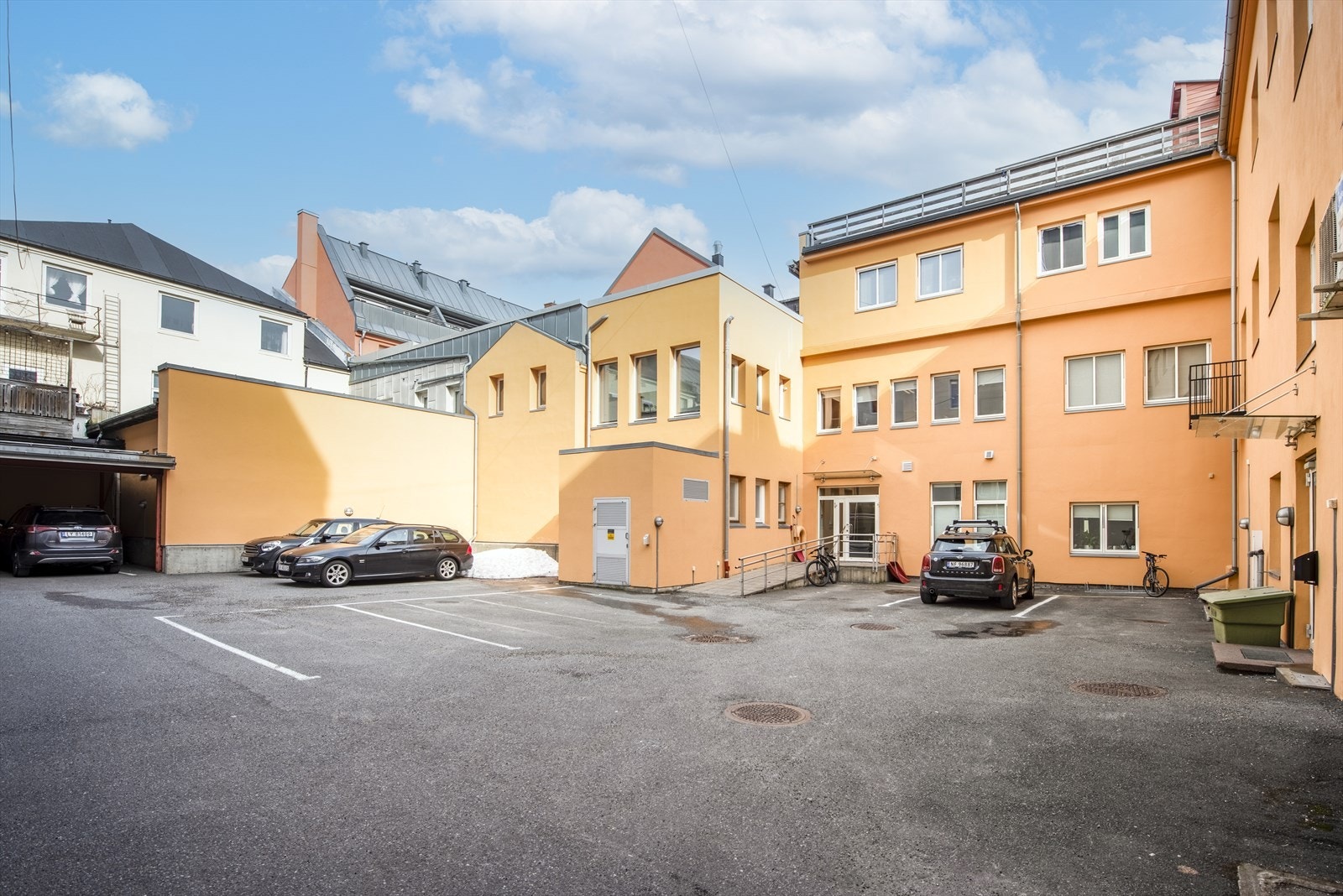 Selger leier en biloppstillingsplass i bakgården med automatisk portåpner for kr. 1460,- per mnd. Denne kan overtas av ny eier. Galleribilde