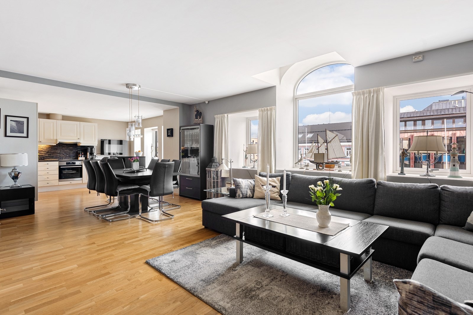 Lys og romslig stue med store vindusflater som gir mye naturlig lys. Galleribilde