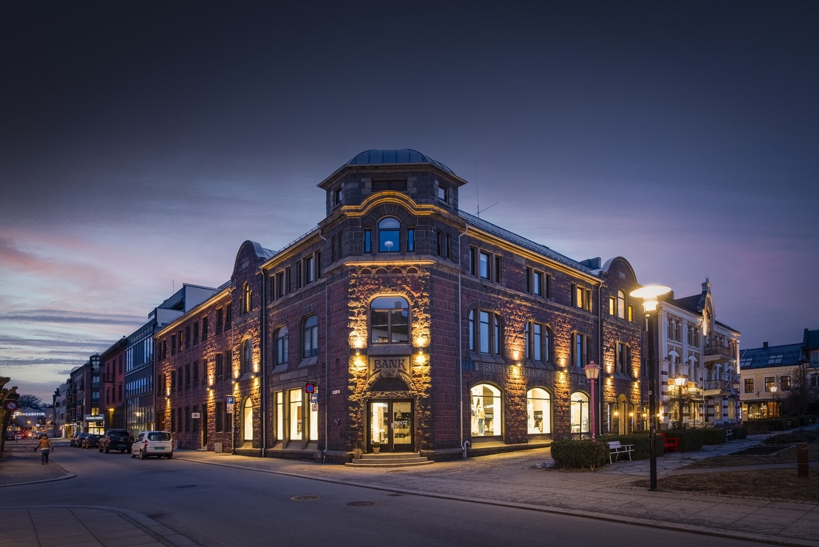 Denne mektige hjørnebygningen ble oppført i 1908-12 for Aktiekreditbanken. Arkitekten var Haldor Børve. Bankbygningen har en flott fasade mot byparken, og en sekundær fasade mot Rådhusgaten. Galleribilde