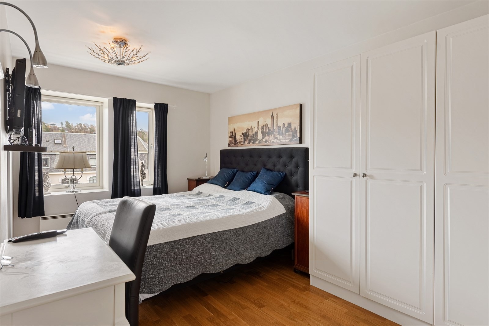 Hvoedsoverommet har godt plass til dobbeltseng og garderobeløsning. Galleribilde